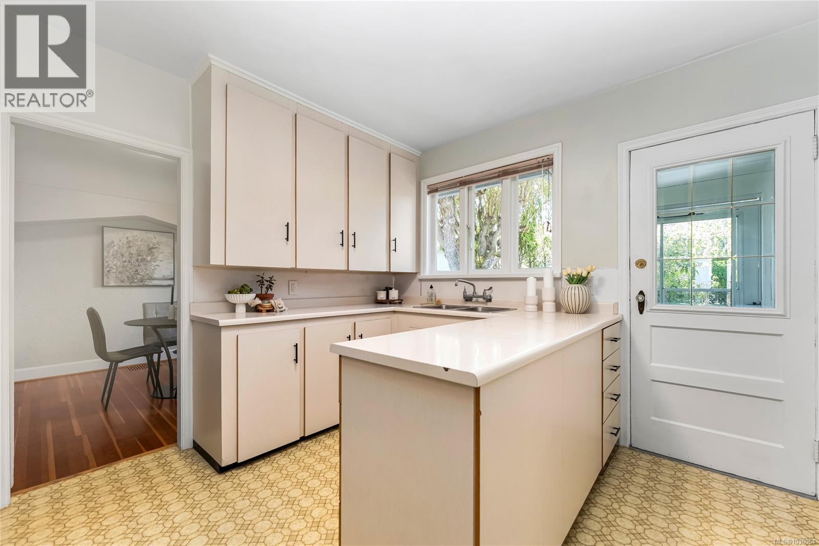  990 Hampshire Road, Oak Bay