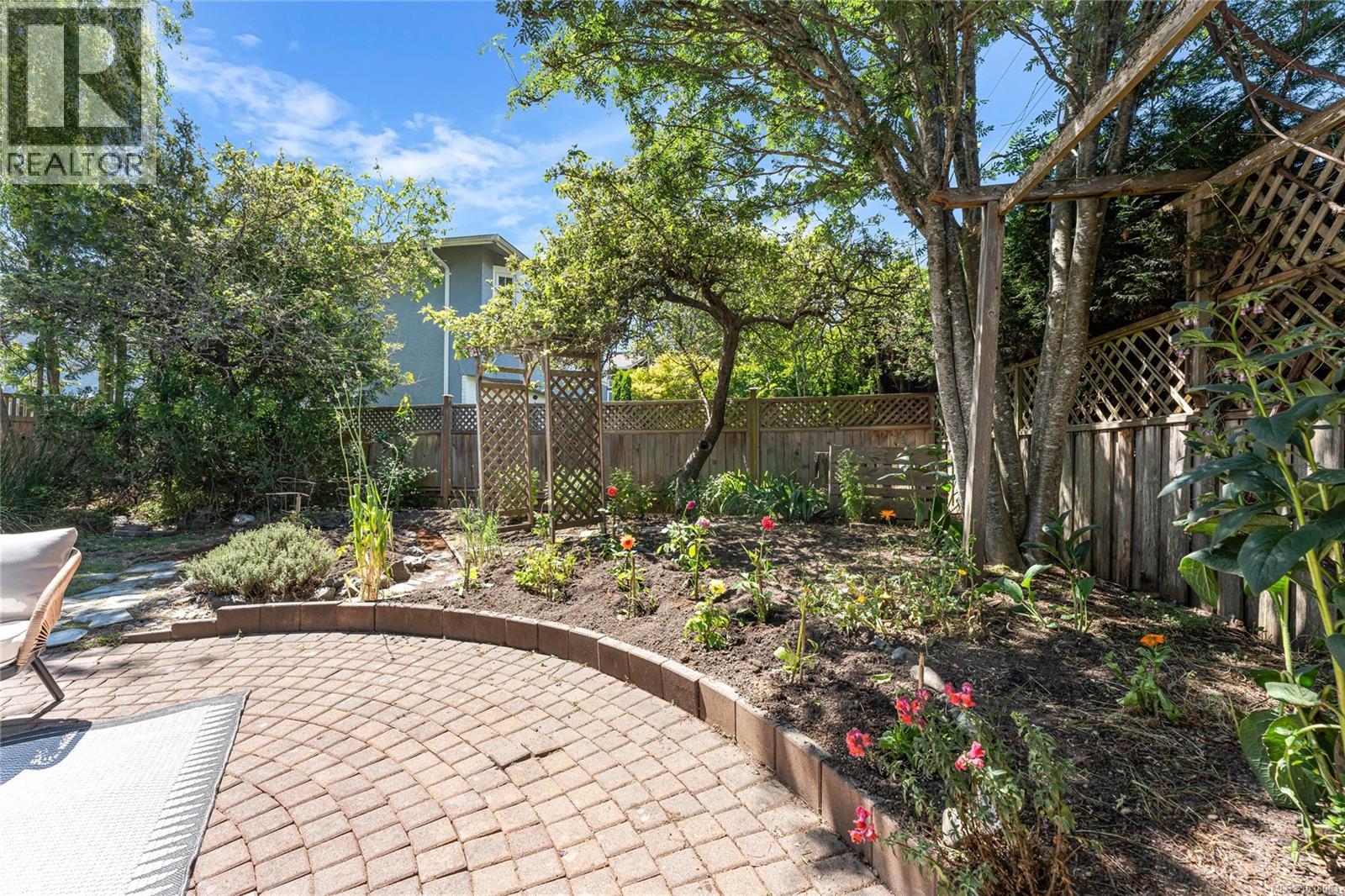  990 Hampshire Road, Oak Bay