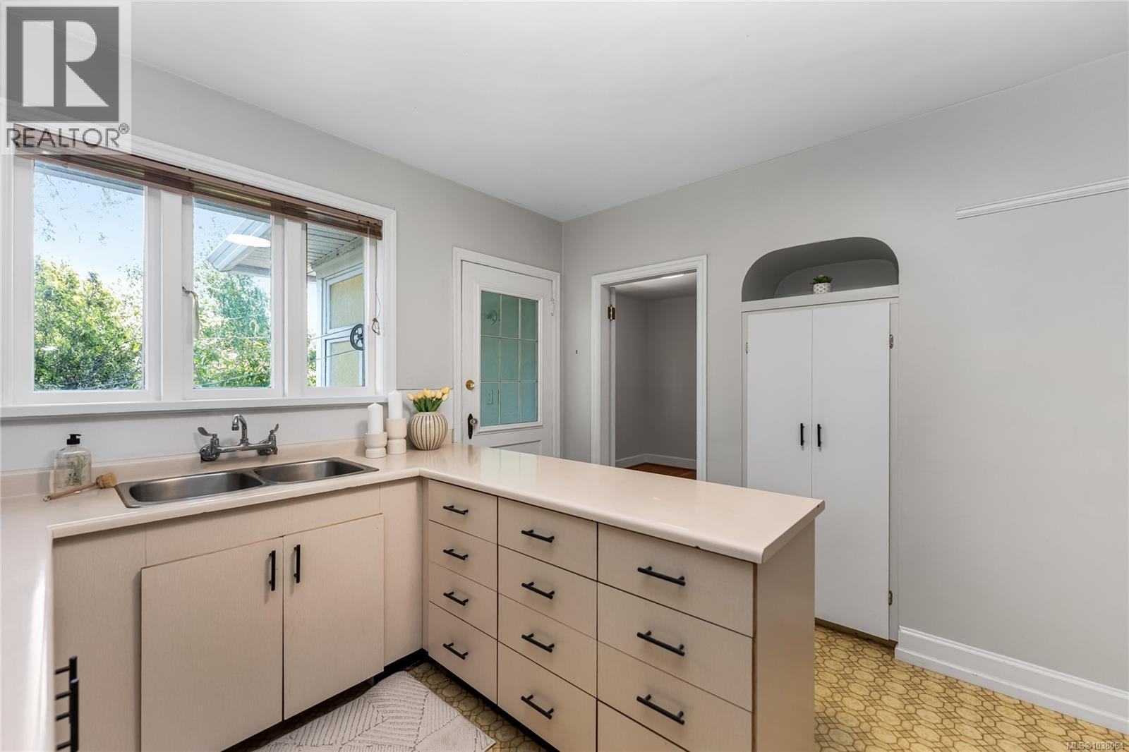 990 Hampshire Rd - 11