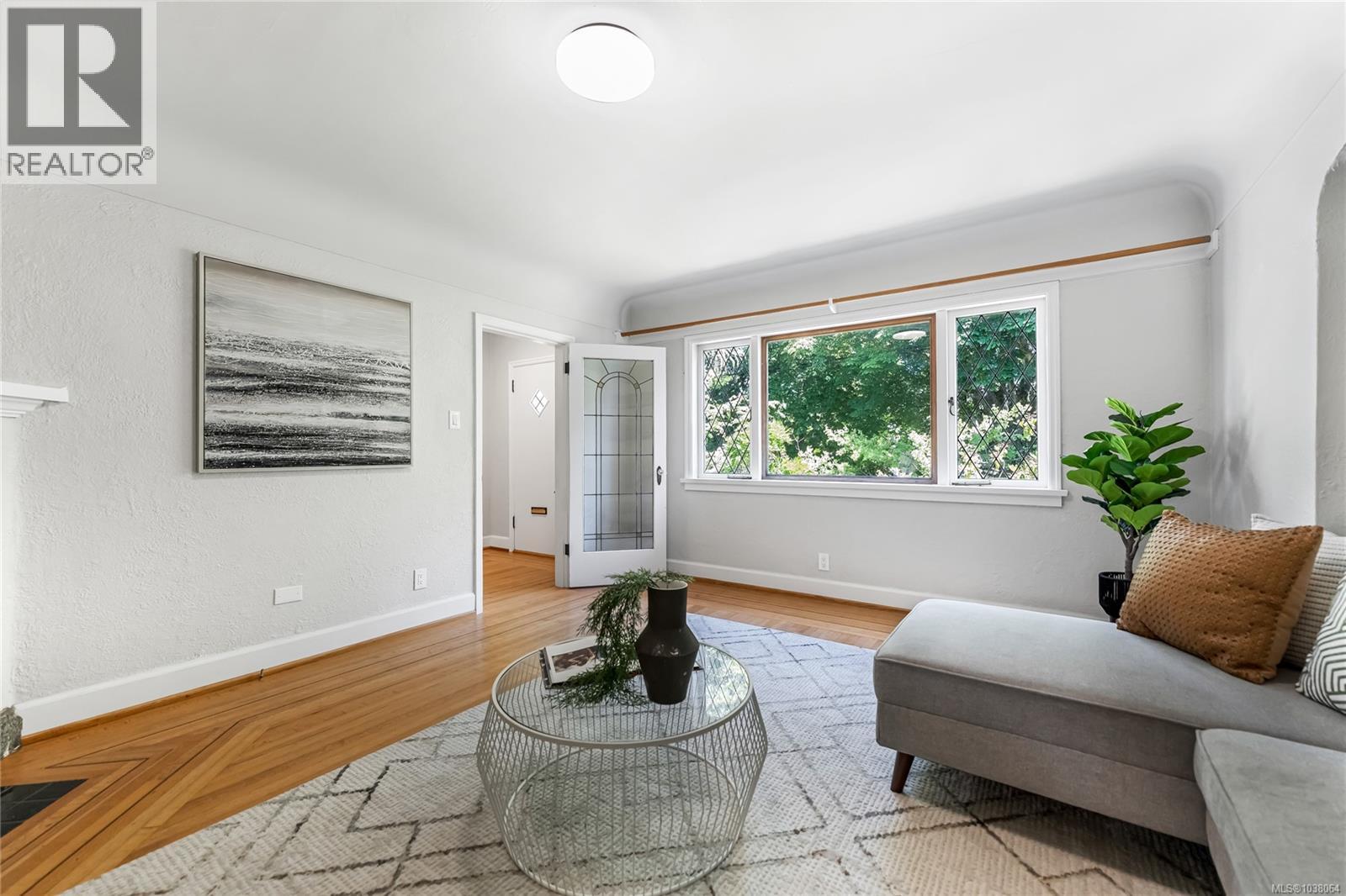  990 Hampshire Road, Oak Bay