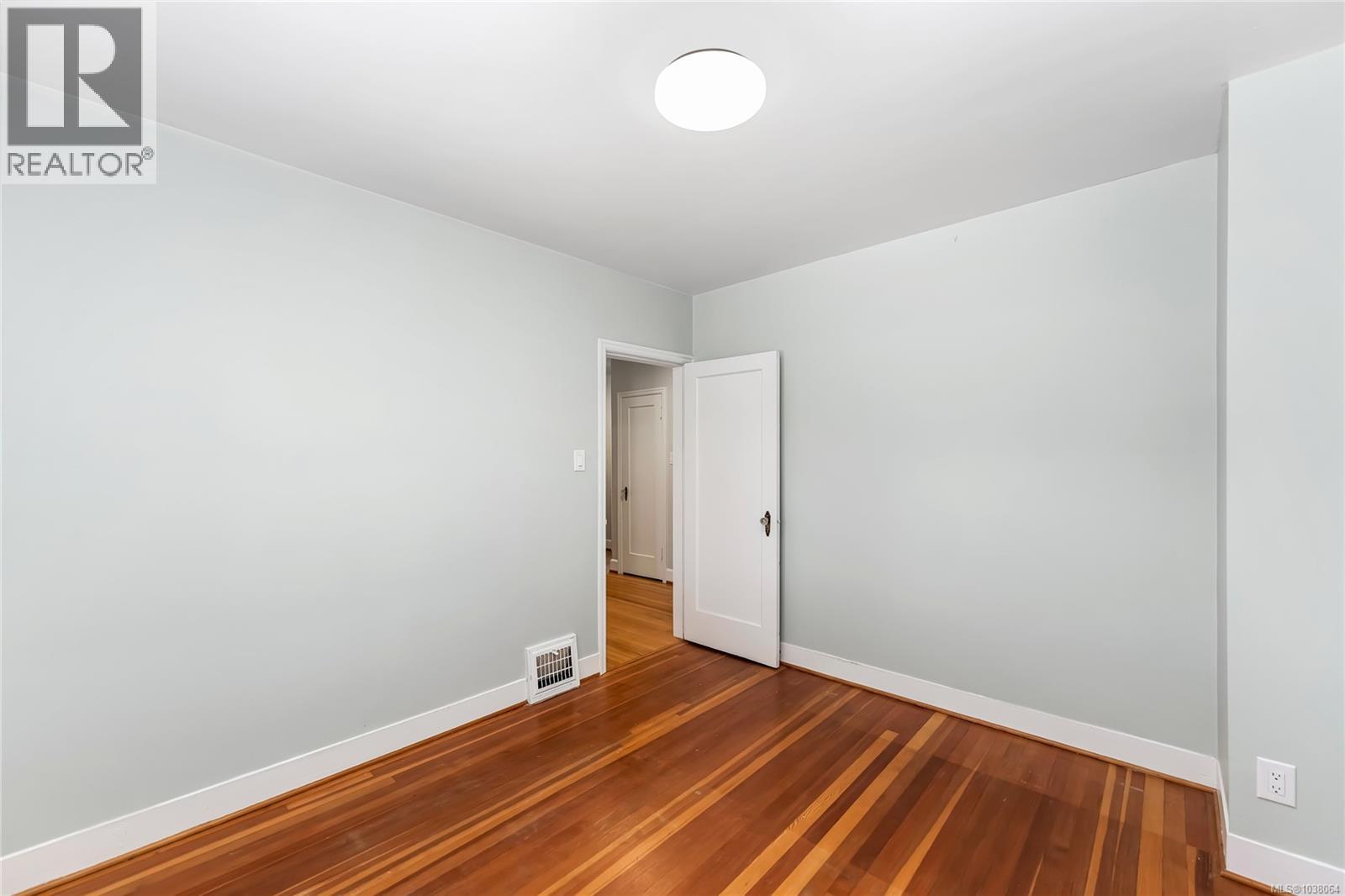  990 Hampshire Road, Oak Bay