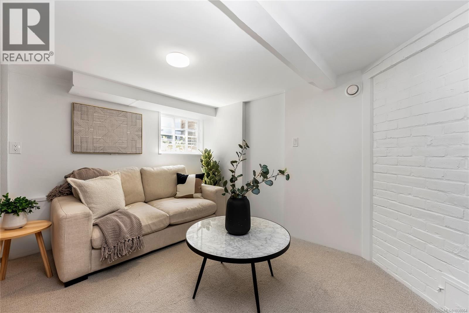  990 Hampshire Road, Oak Bay