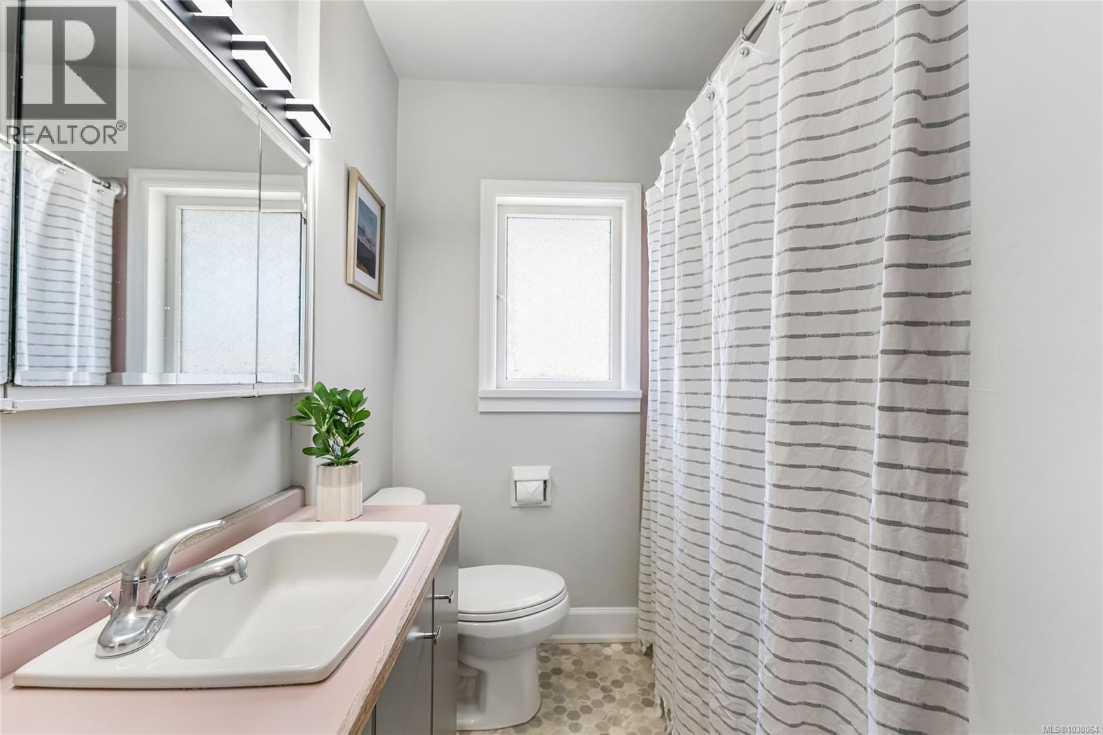  990 Hampshire Road, Oak Bay