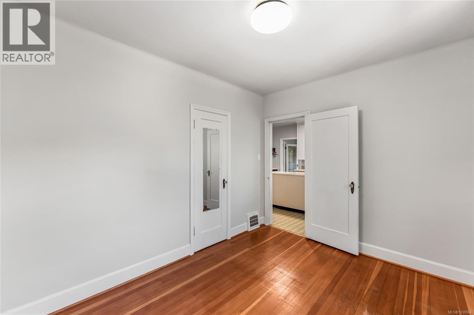  990 Hampshire Road, Oak Bay