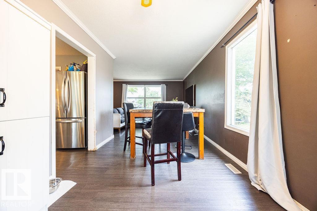 1033 Strathcona DR - 17