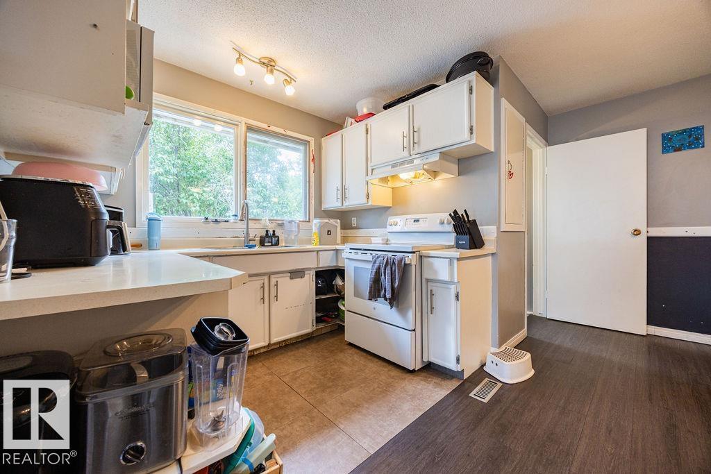 1033 Strathcona DR - 18