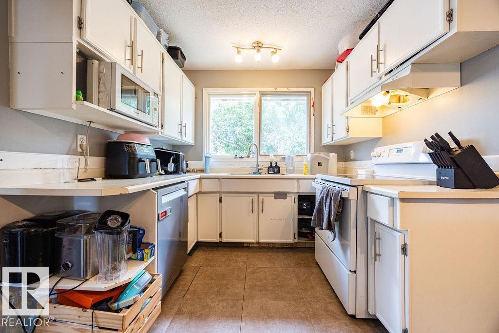 1033 Strathcona DR - 20