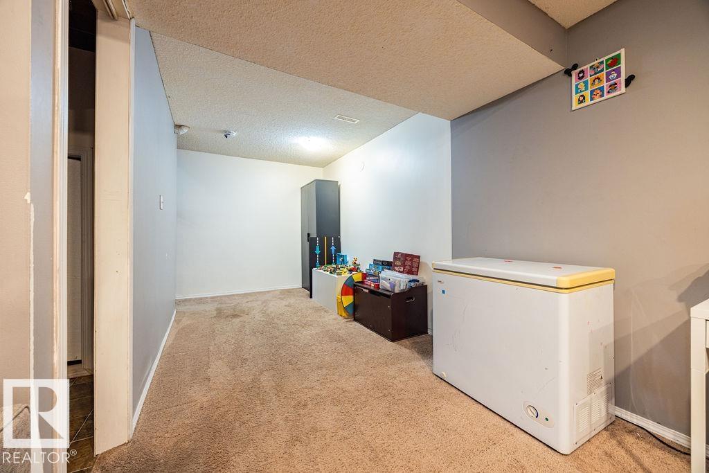 1033 Strathcona DR - 31