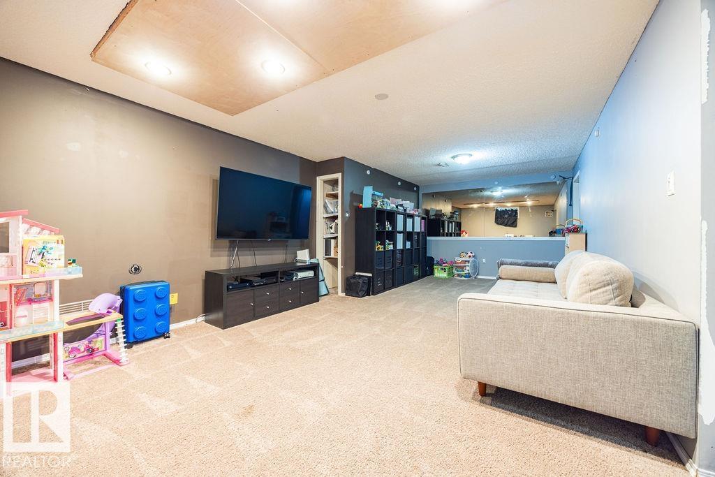 1033 Strathcona DR - 32