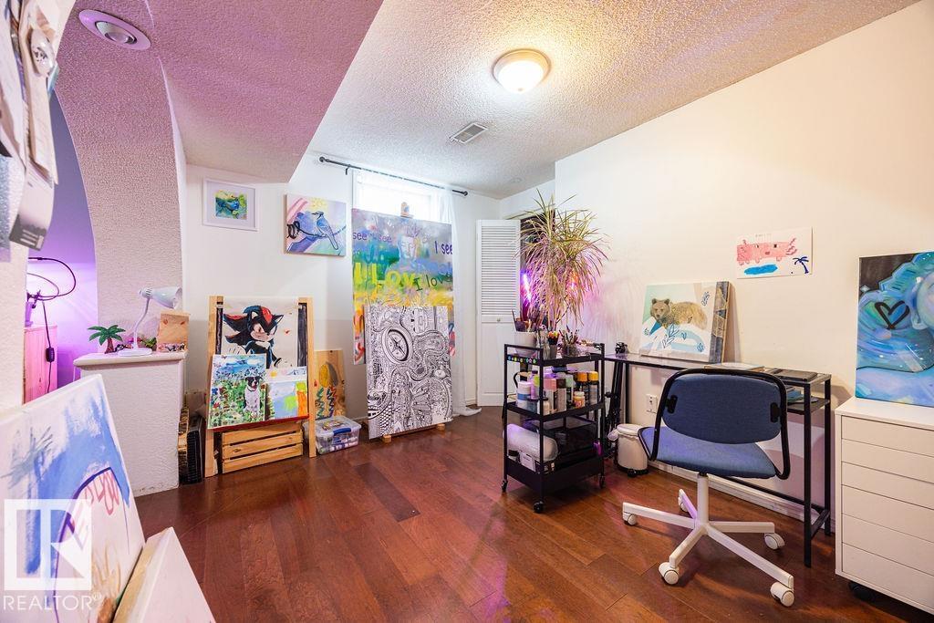 1033 Strathcona DR - 33