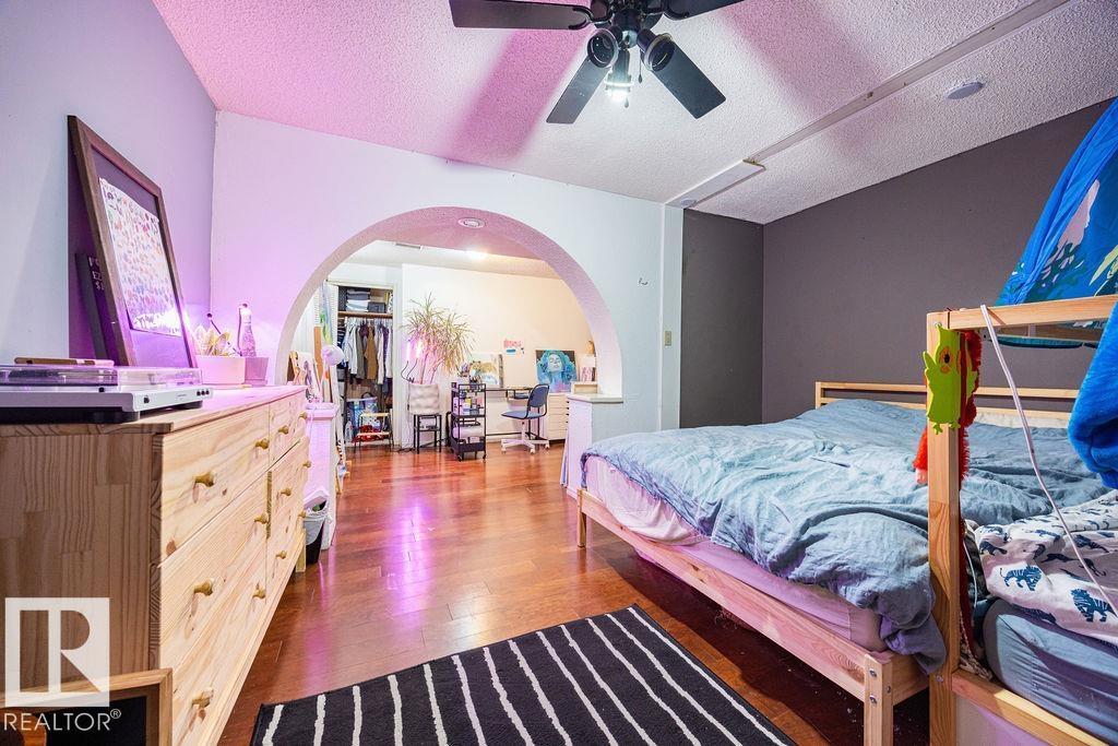 1033 Strathcona DR - 36