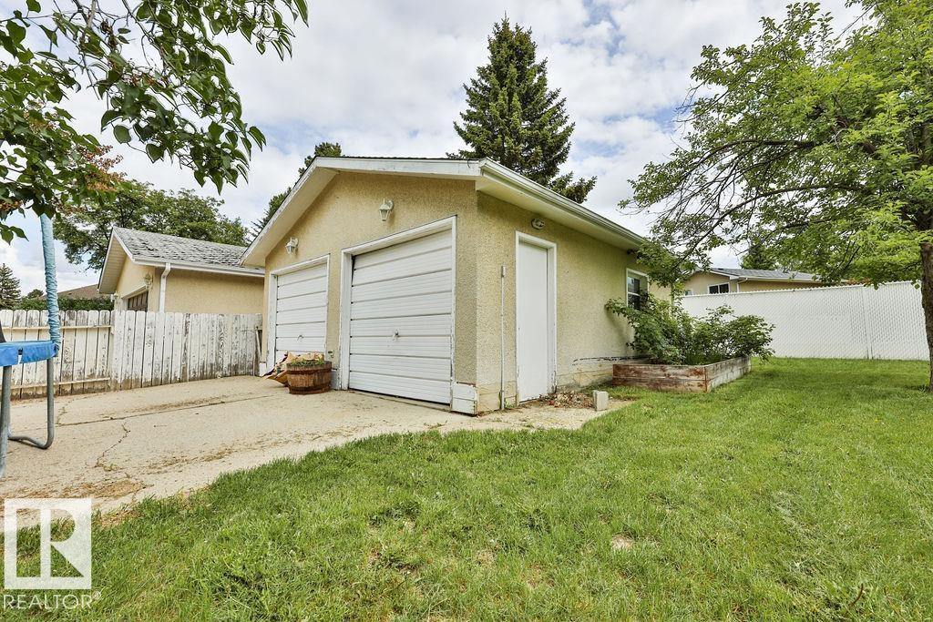 1033 Strathcona DR - 42