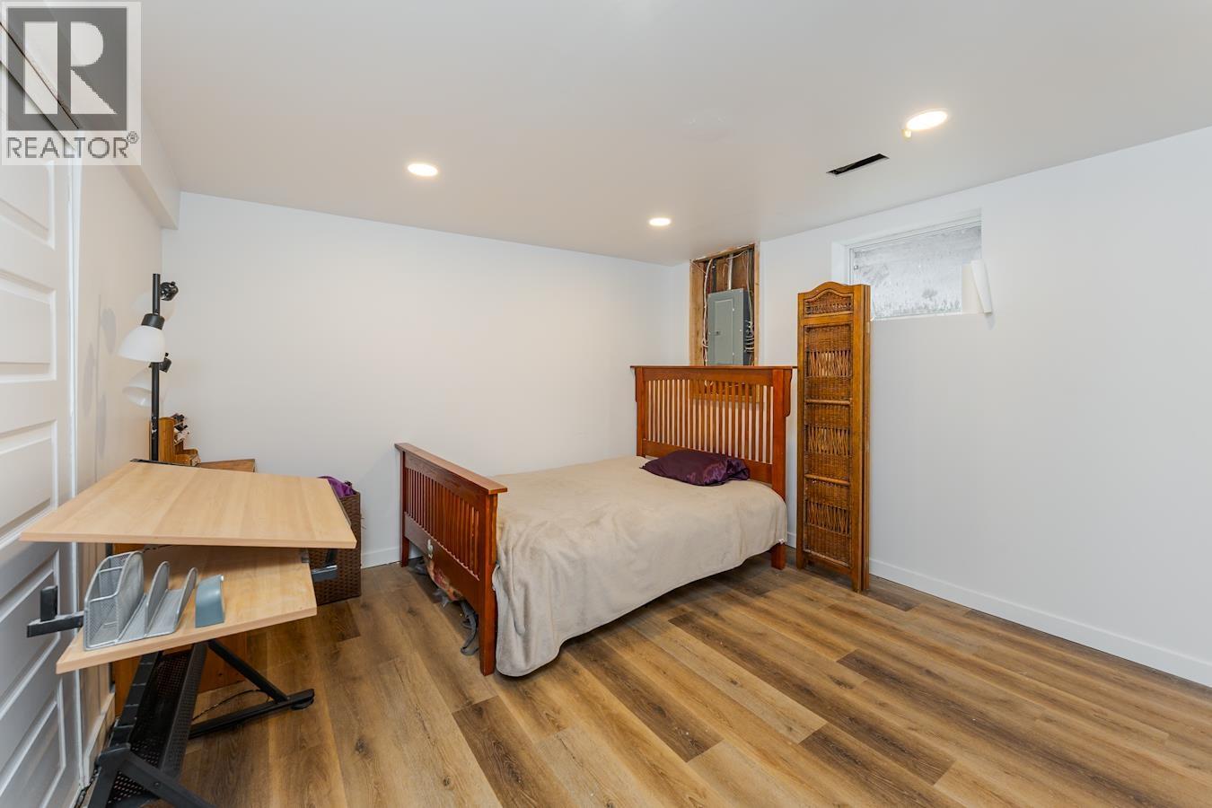 2613 OAK STREET - 20