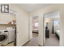 Living room - B 345 Menzies Ave, Courtenay, BC V9N3C2 Photo 12