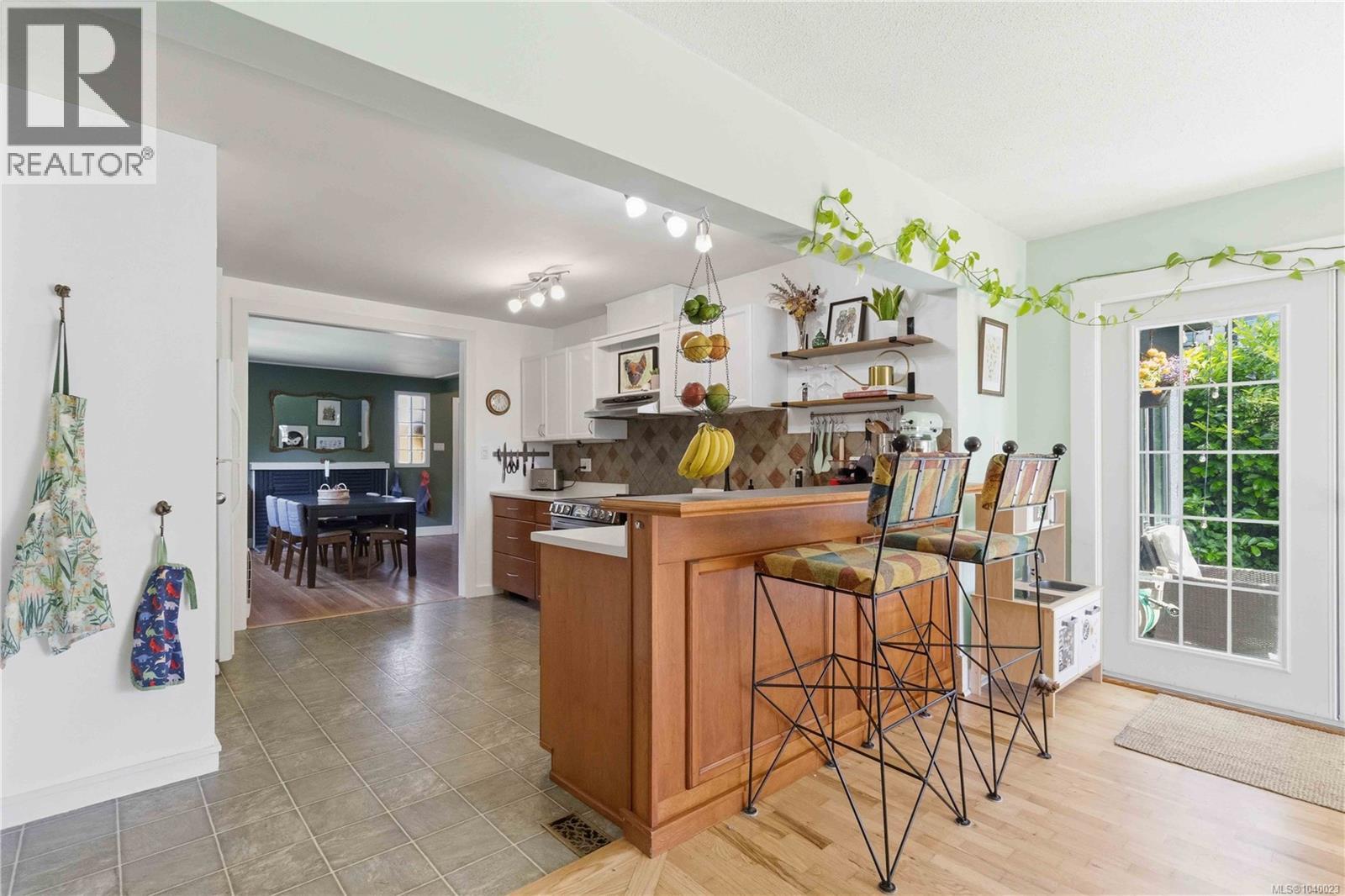 919 Dunsmuir Rd, Esquimalt