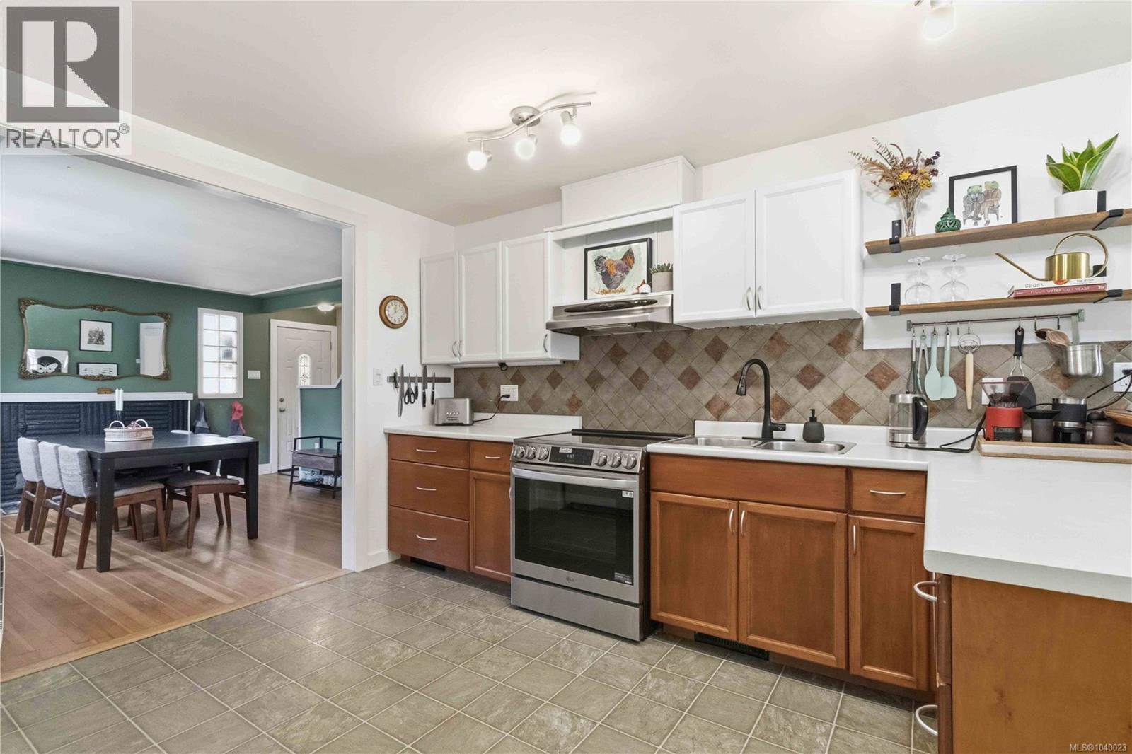 919 Dunsmuir Rd, Esquimalt