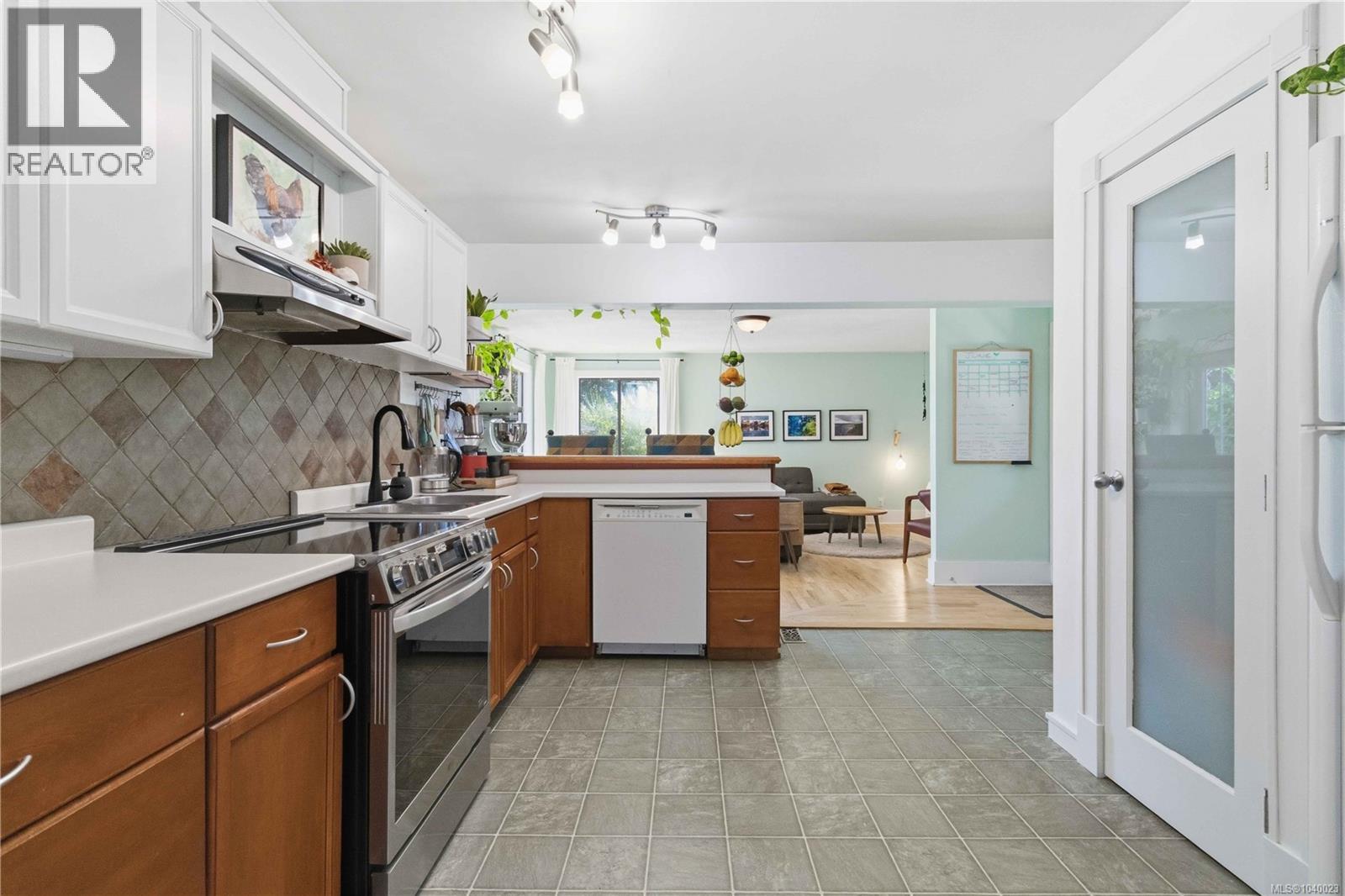 919 Dunsmuir Rd, Esquimalt