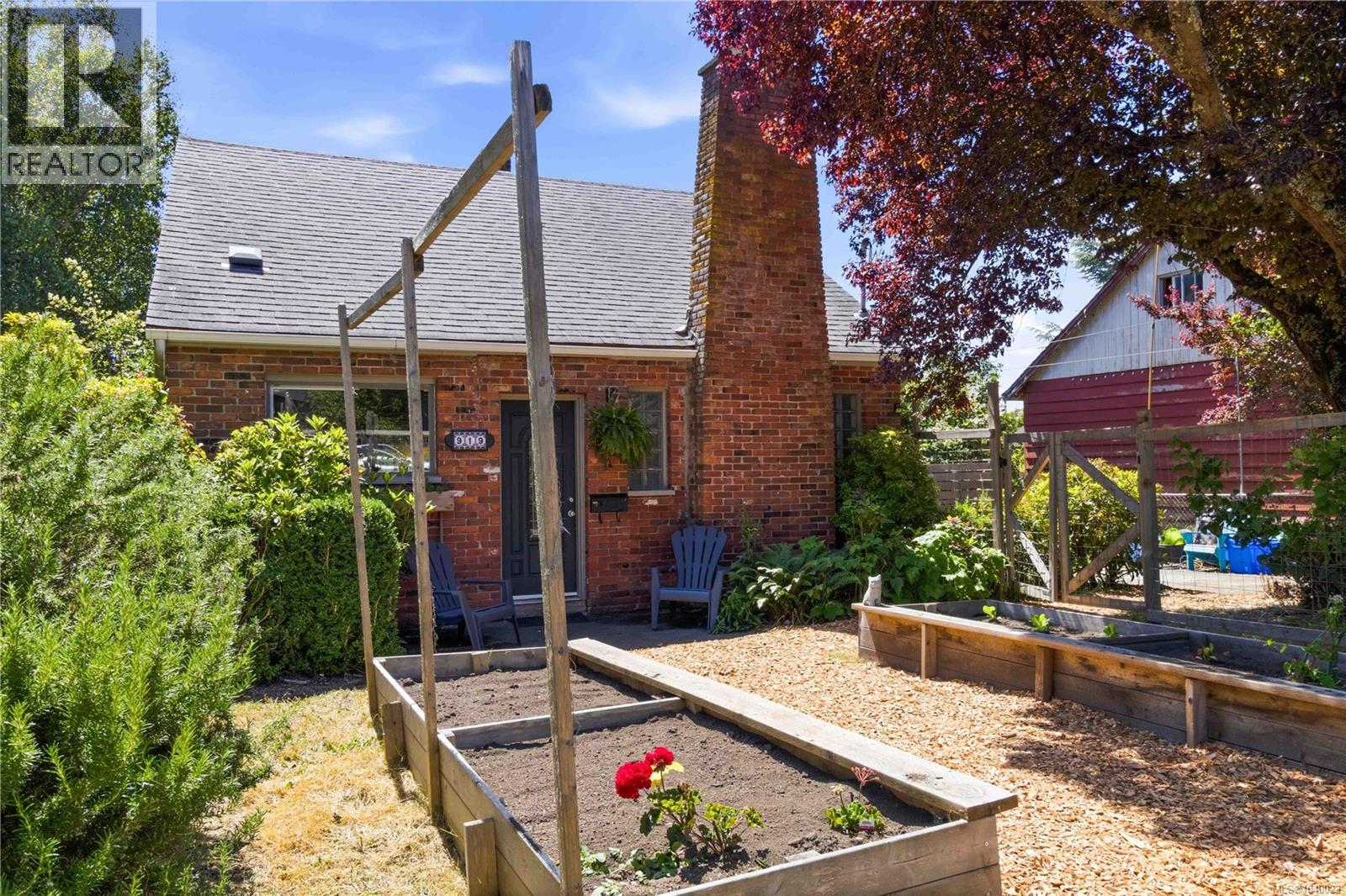 919 Dunsmuir Rd, Esquimalt