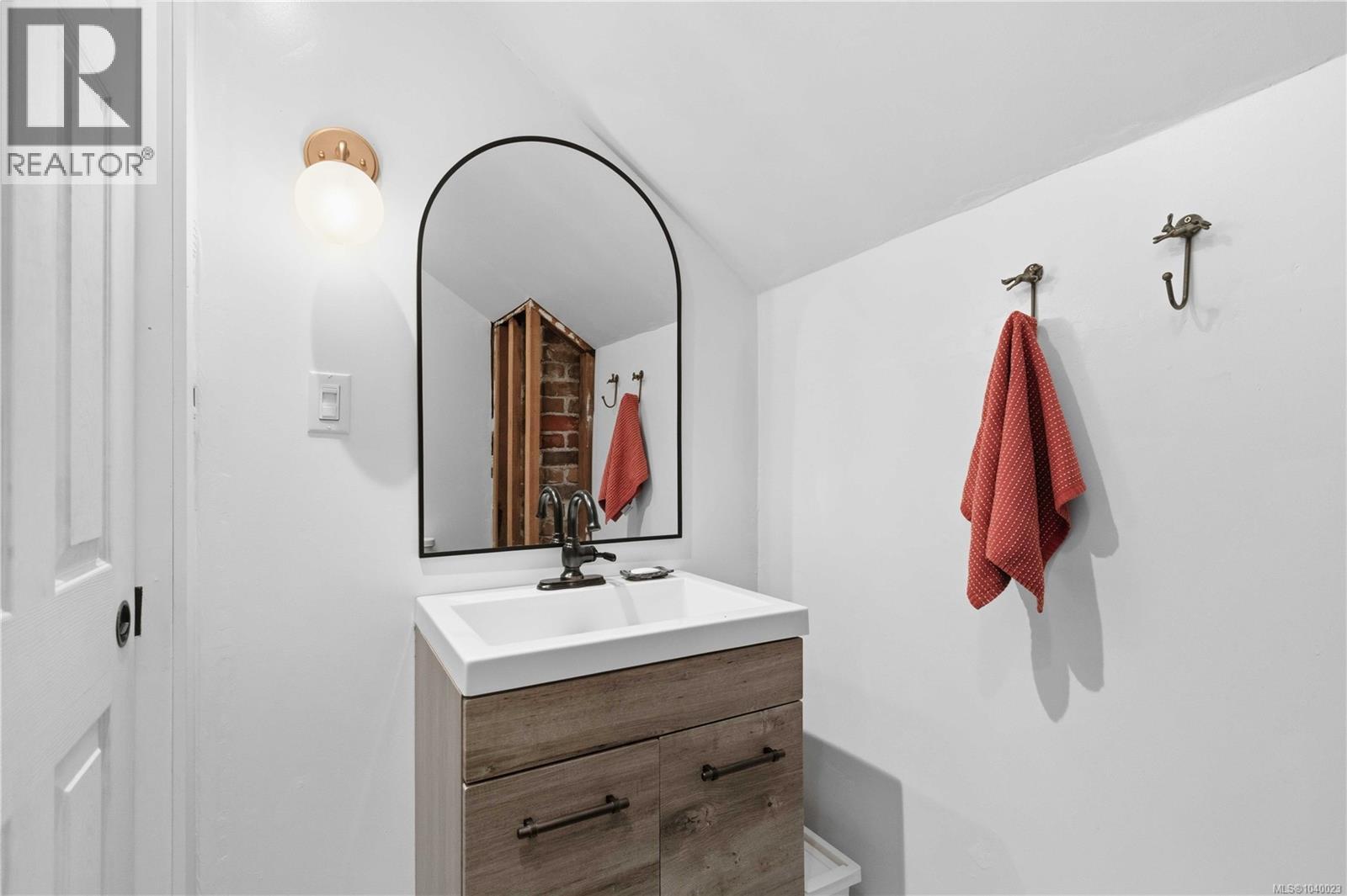 919 Dunsmuir Rd, Esquimalt