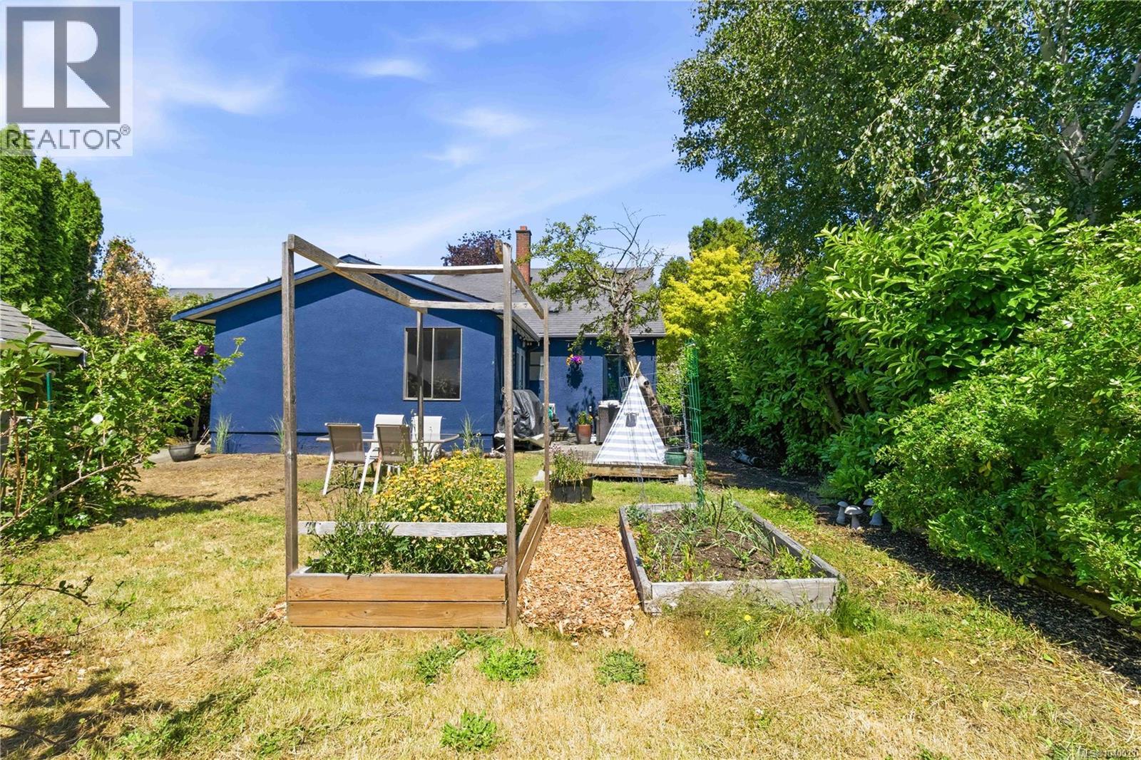 919 Dunsmuir Rd, Esquimalt