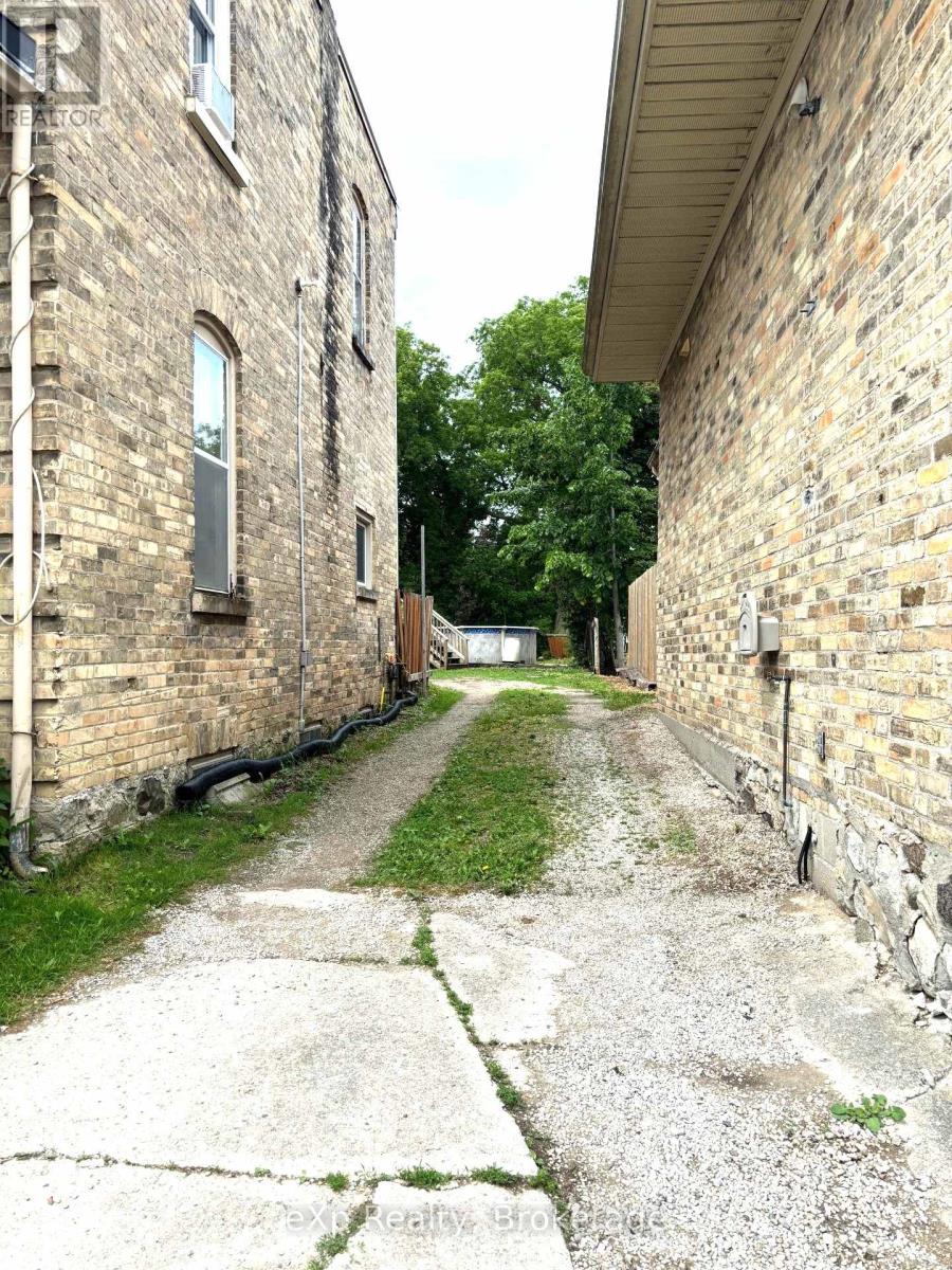 8 MAIN STREET S - 4