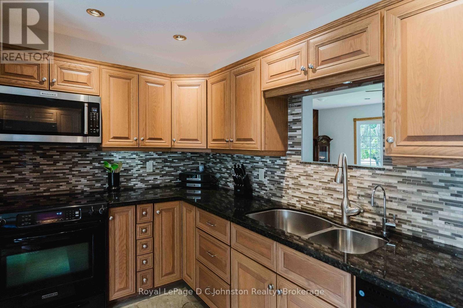 1073 8 CONCESSION - 11