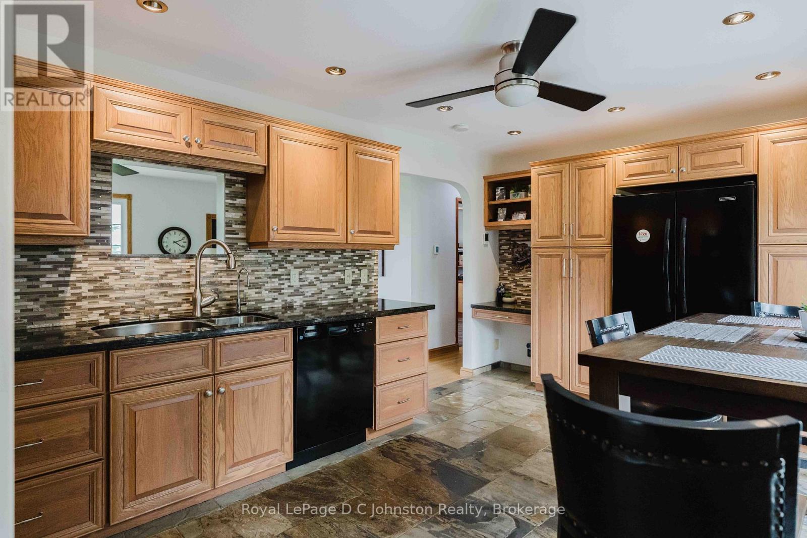 1073 8 CONCESSION - 7