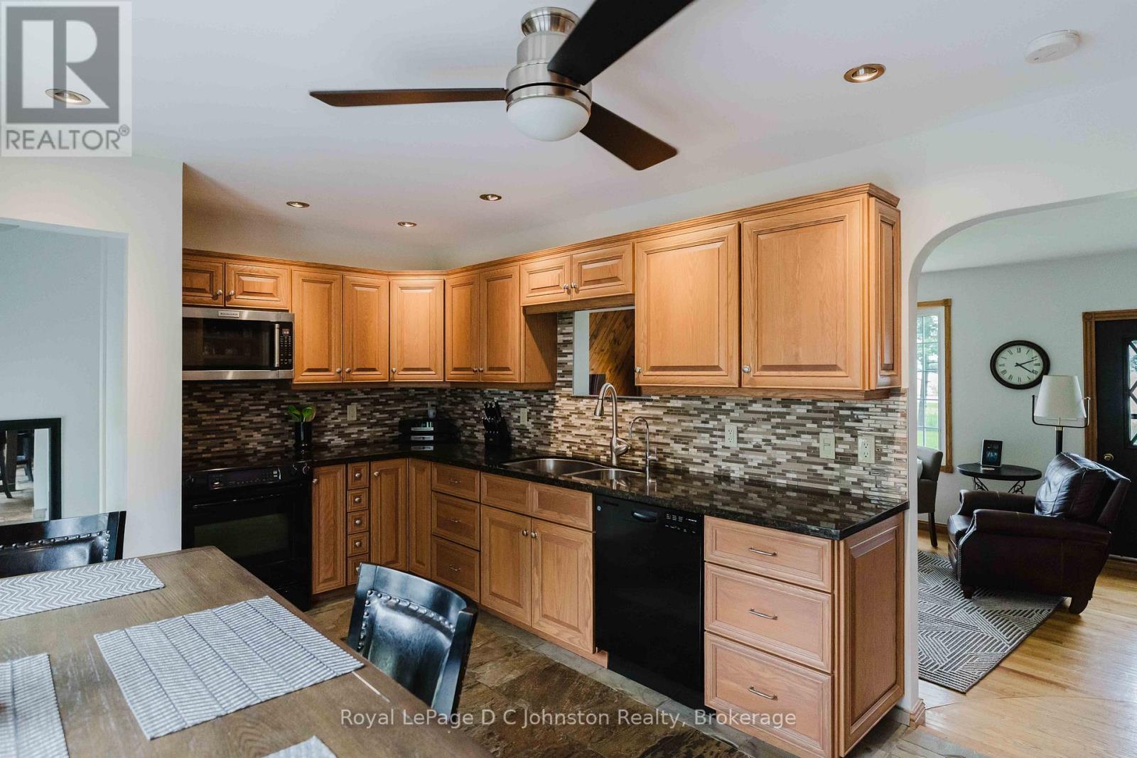 1073 8 CONCESSION - 9