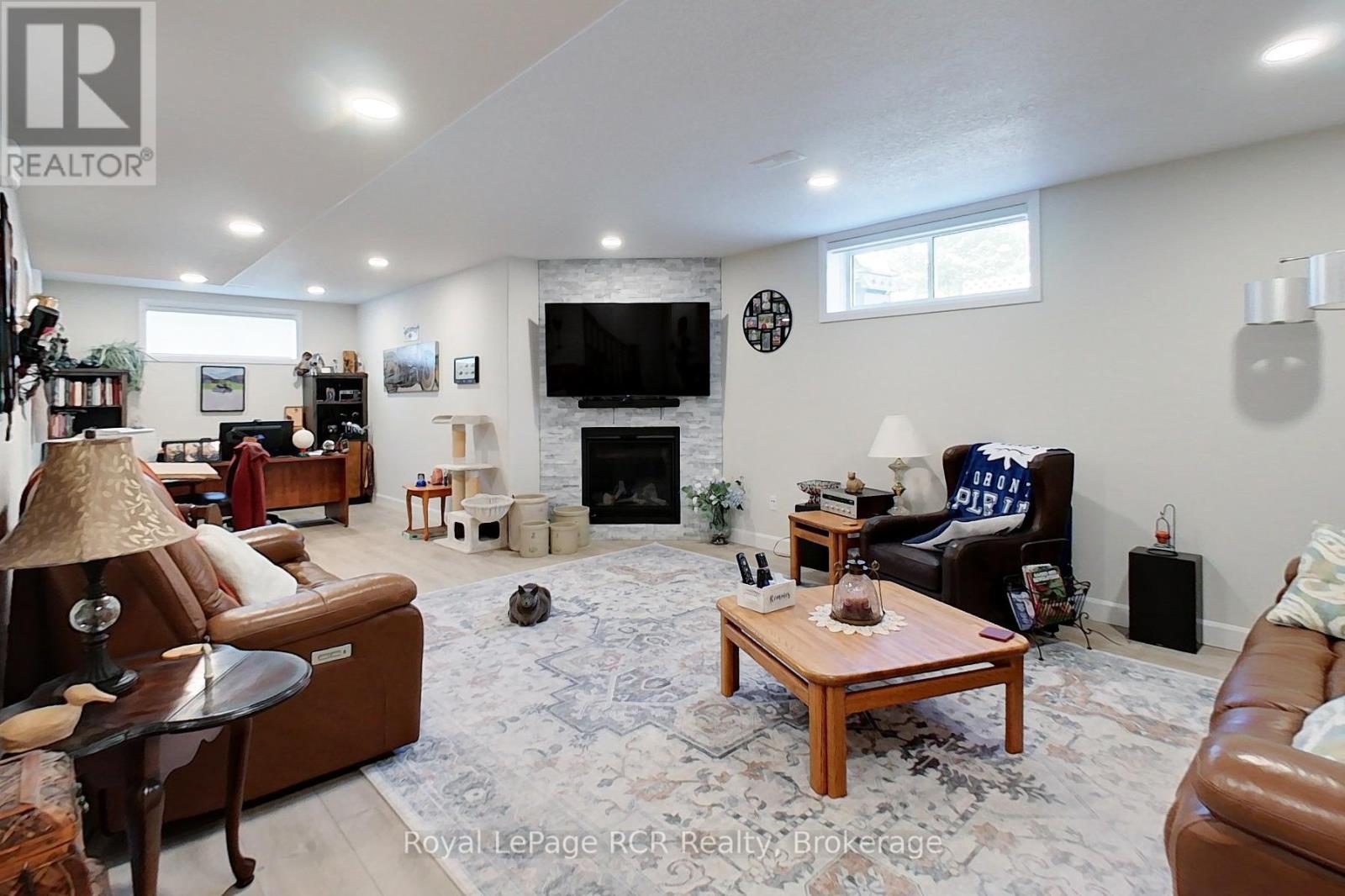 855 17TH STREET - 20
