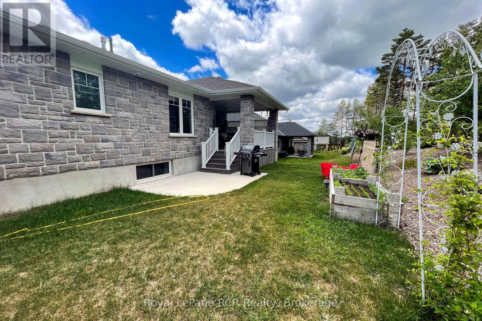 855 17TH STREET - 24