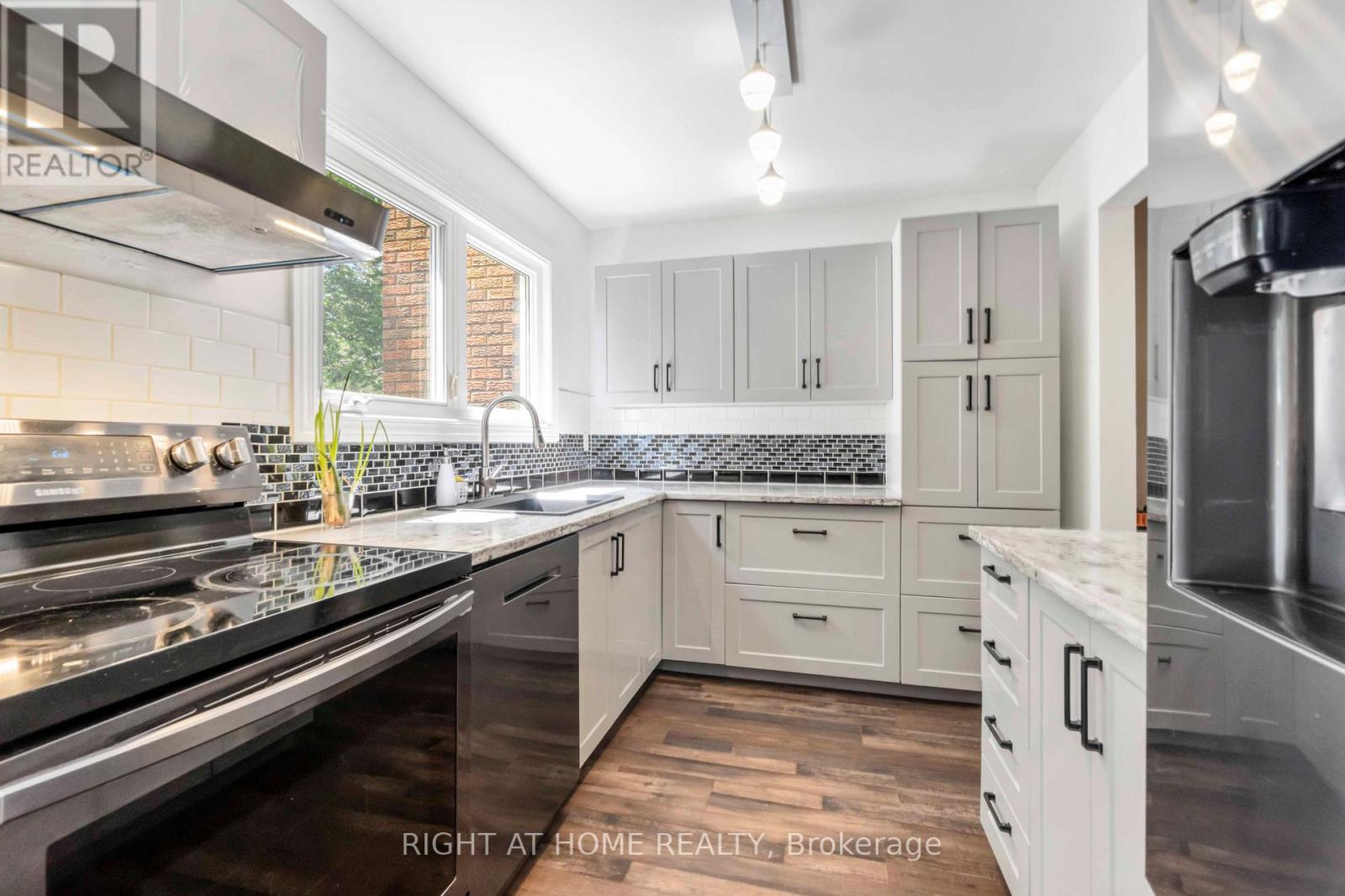 #3 21 MIDLAND CRESCENT - 10