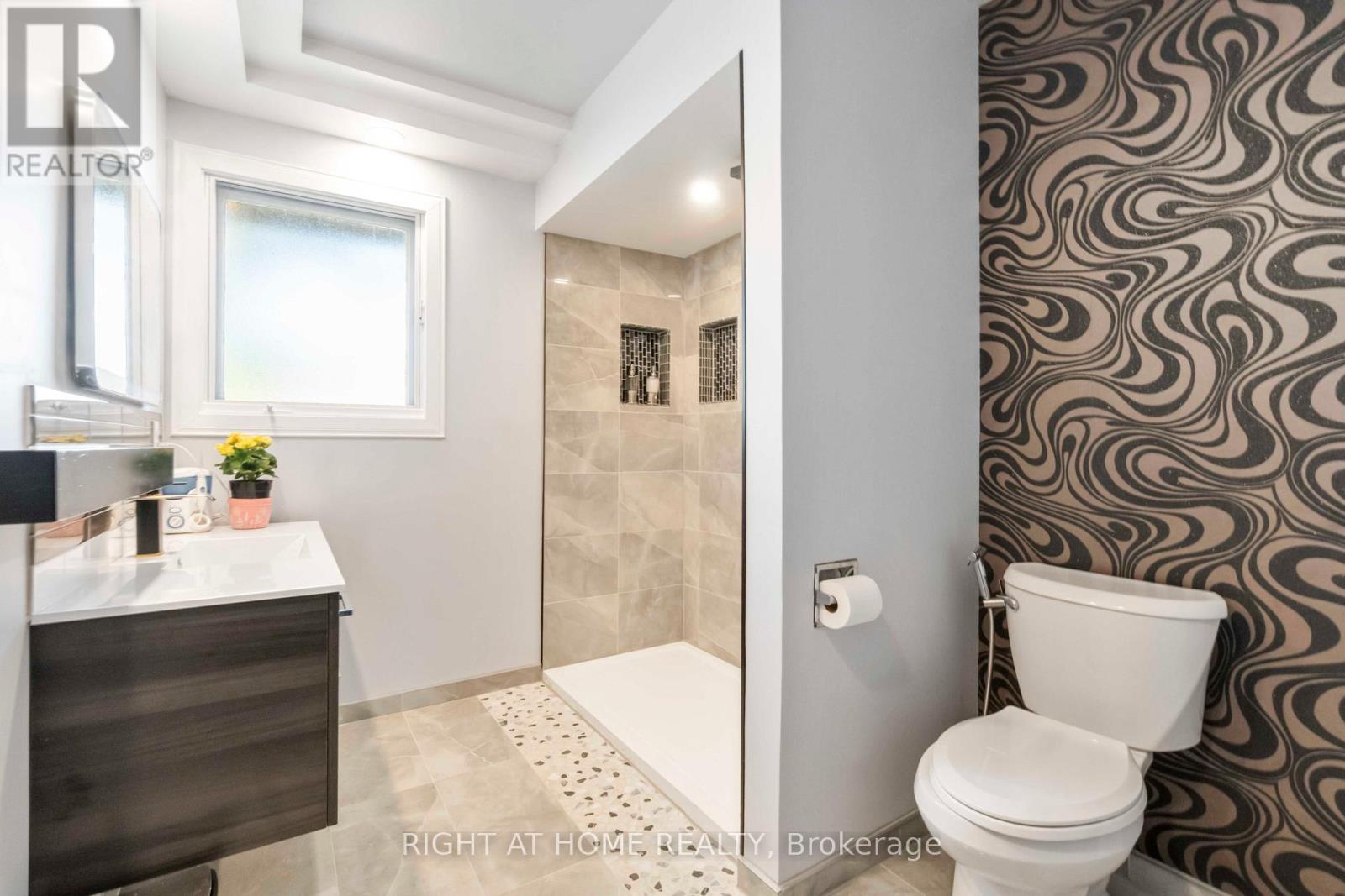 #3 21 MIDLAND CRESCENT - 11