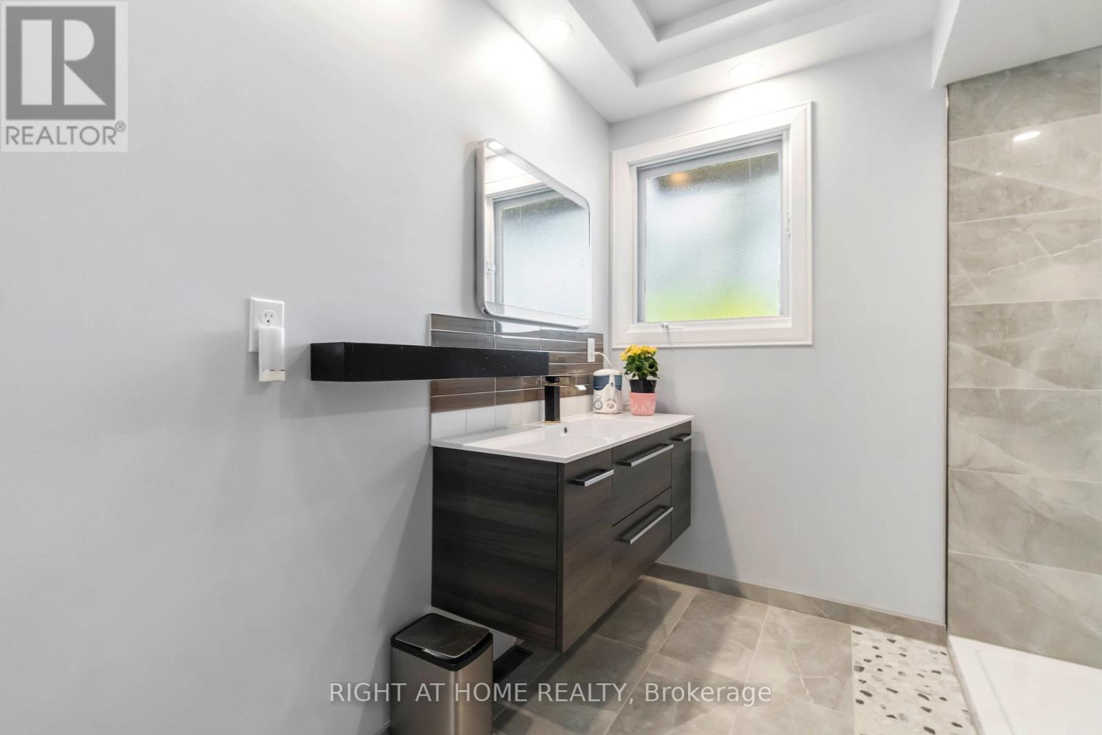 #3 21 MIDLAND CRESCENT - 12