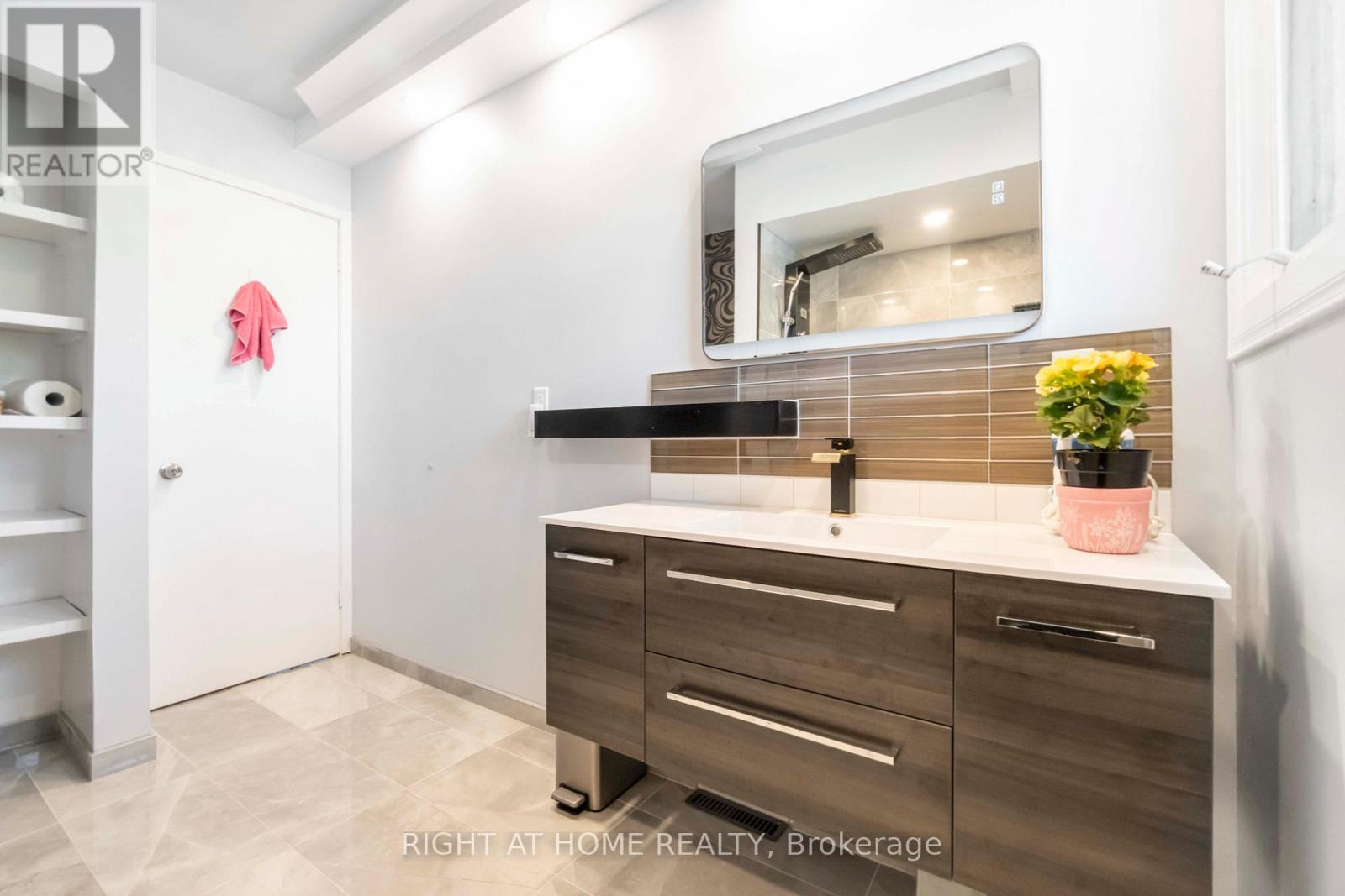 #3 21 MIDLAND CRESCENT - 14