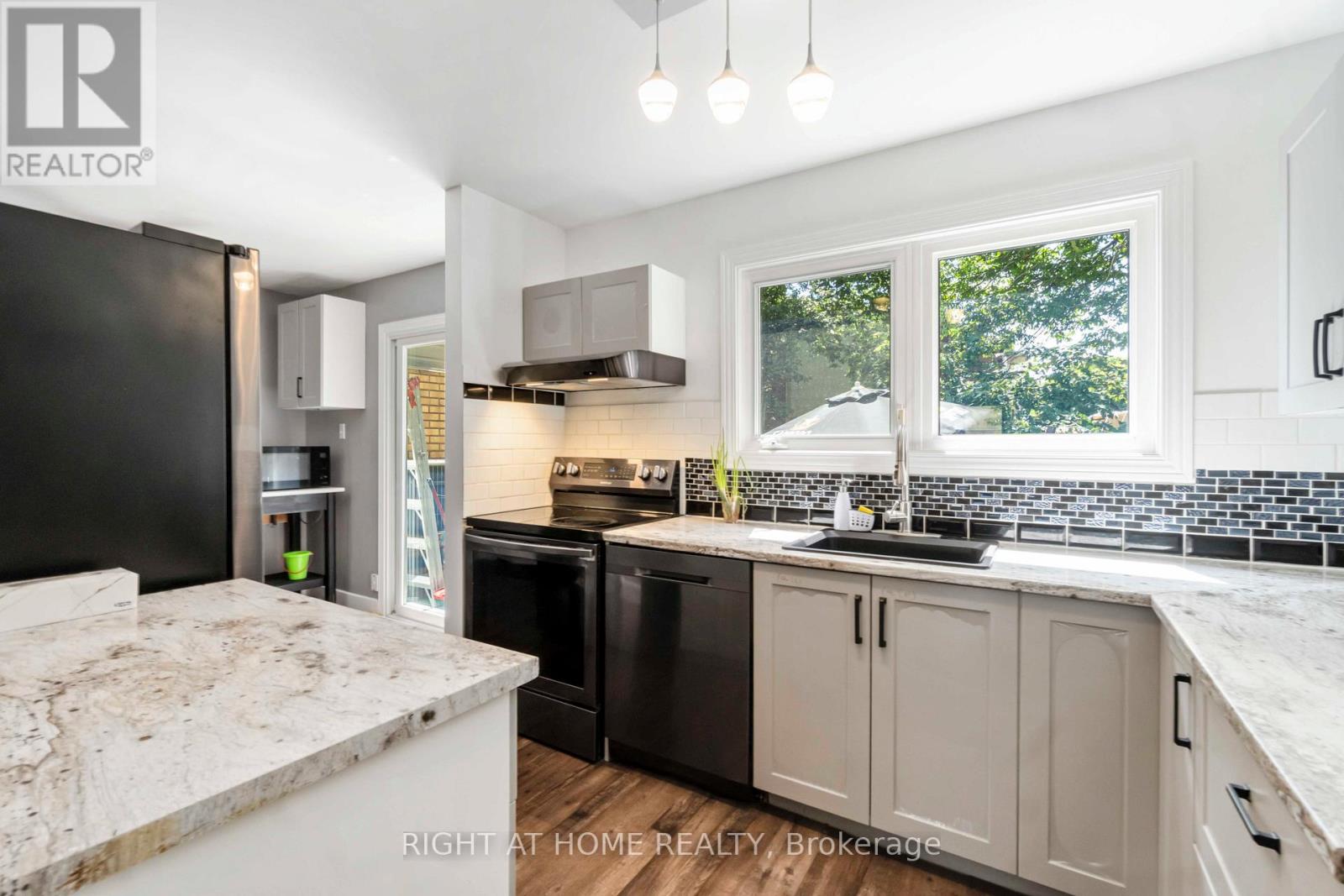 #3 21 MIDLAND CRESCENT - 9