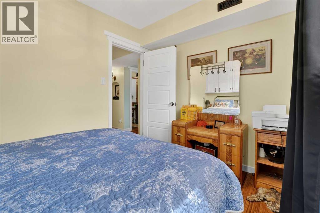 4717 2 Street W - 43