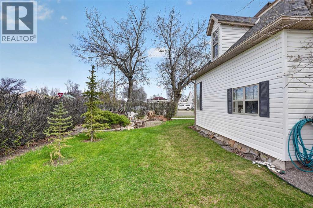 4717 2 Street W - 45