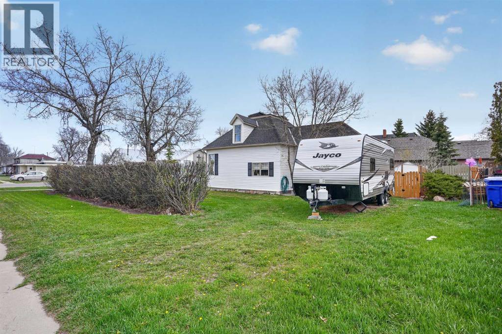 4717 2 Street W - 49