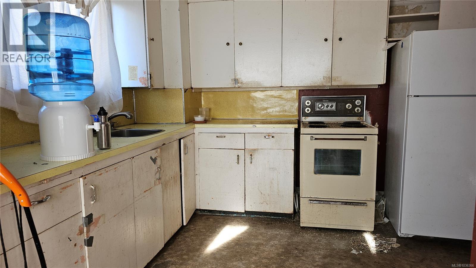 832 Lampson St - 15