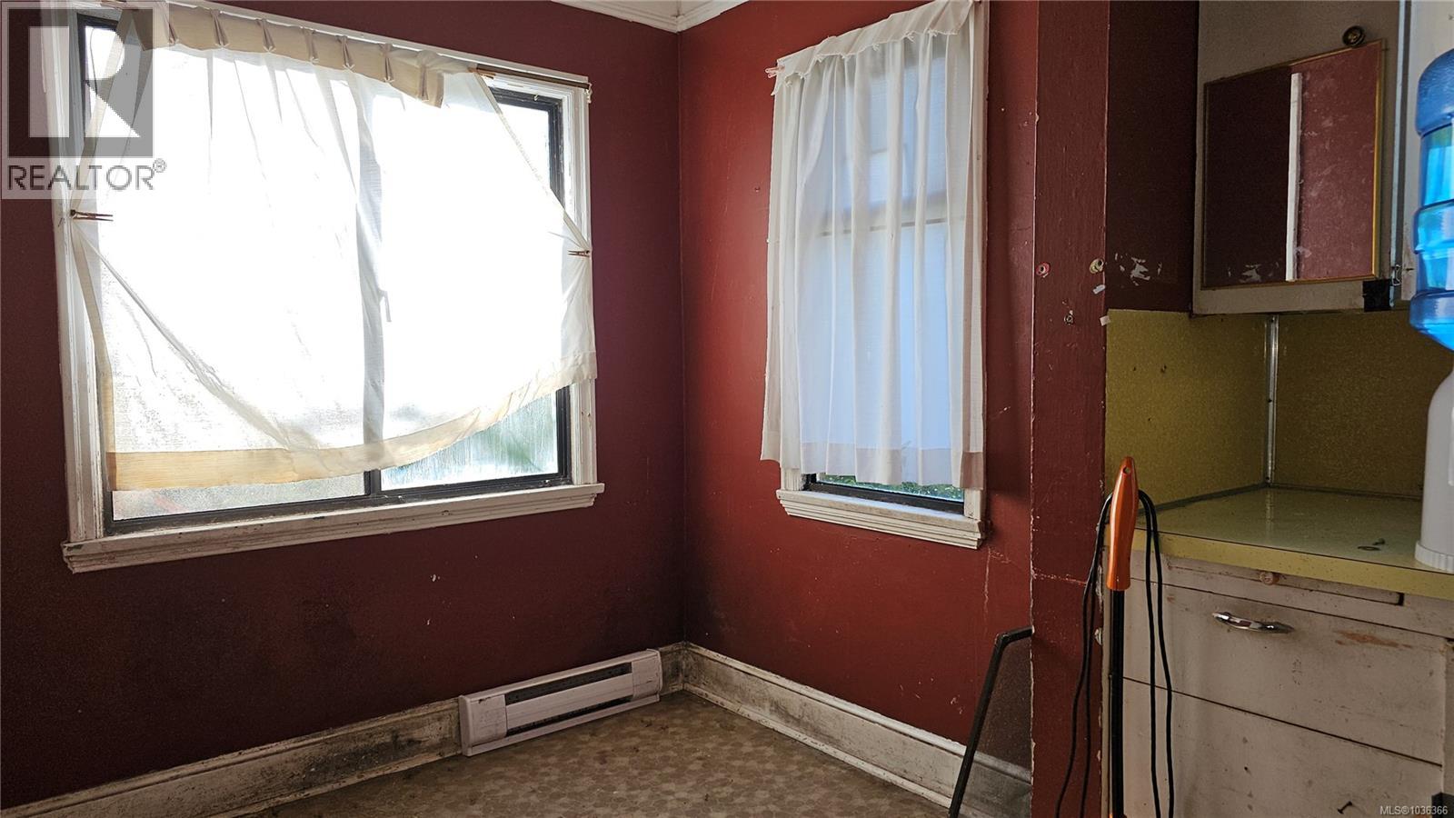 832 Lampson St - 16