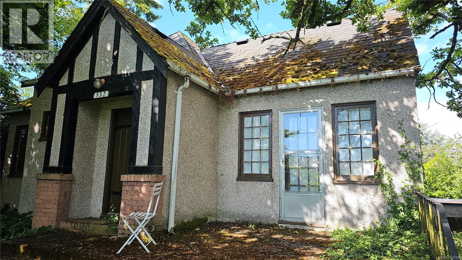 832 Lampson St - 1