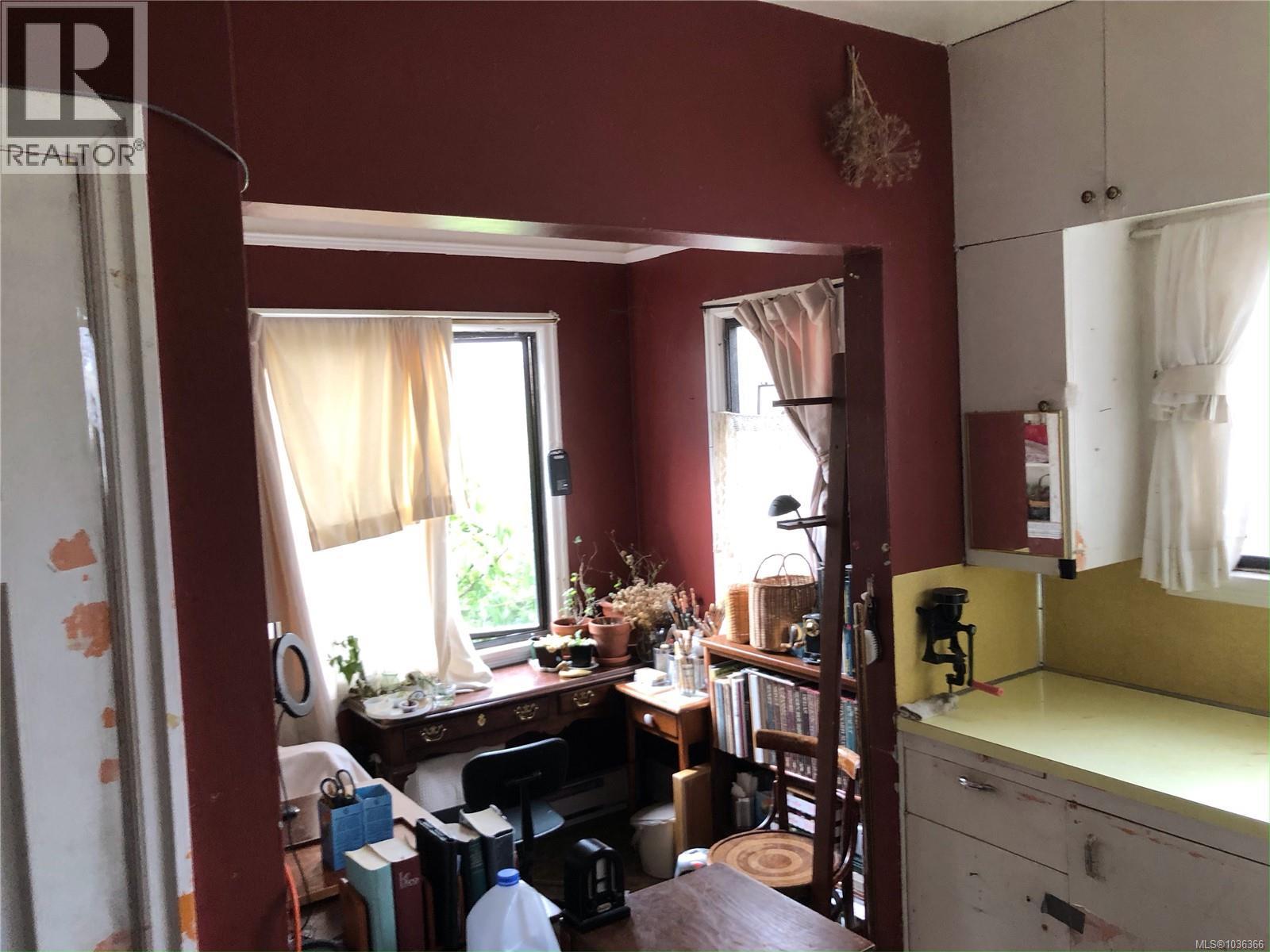 832 Lampson St - 6