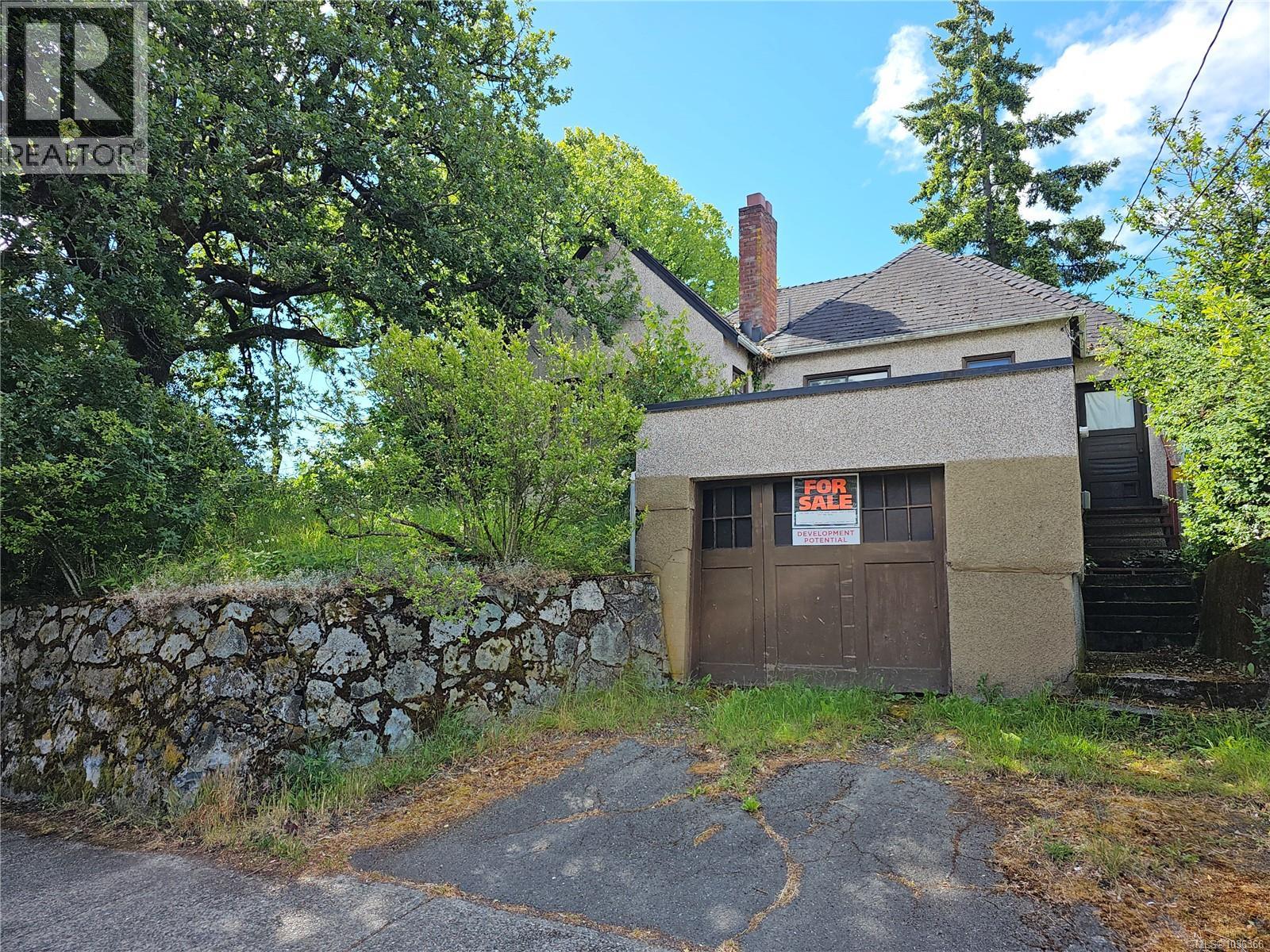 832 Lampson St - 9