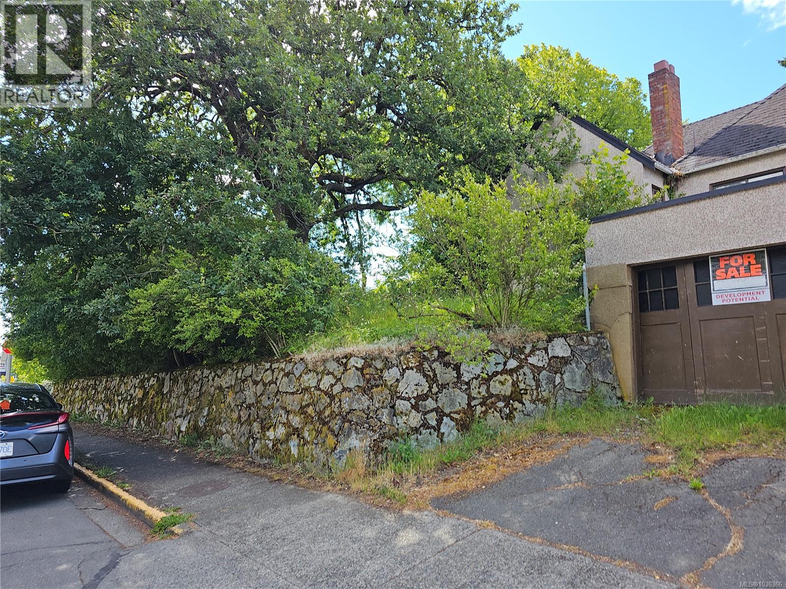 832 Lampson St - 10