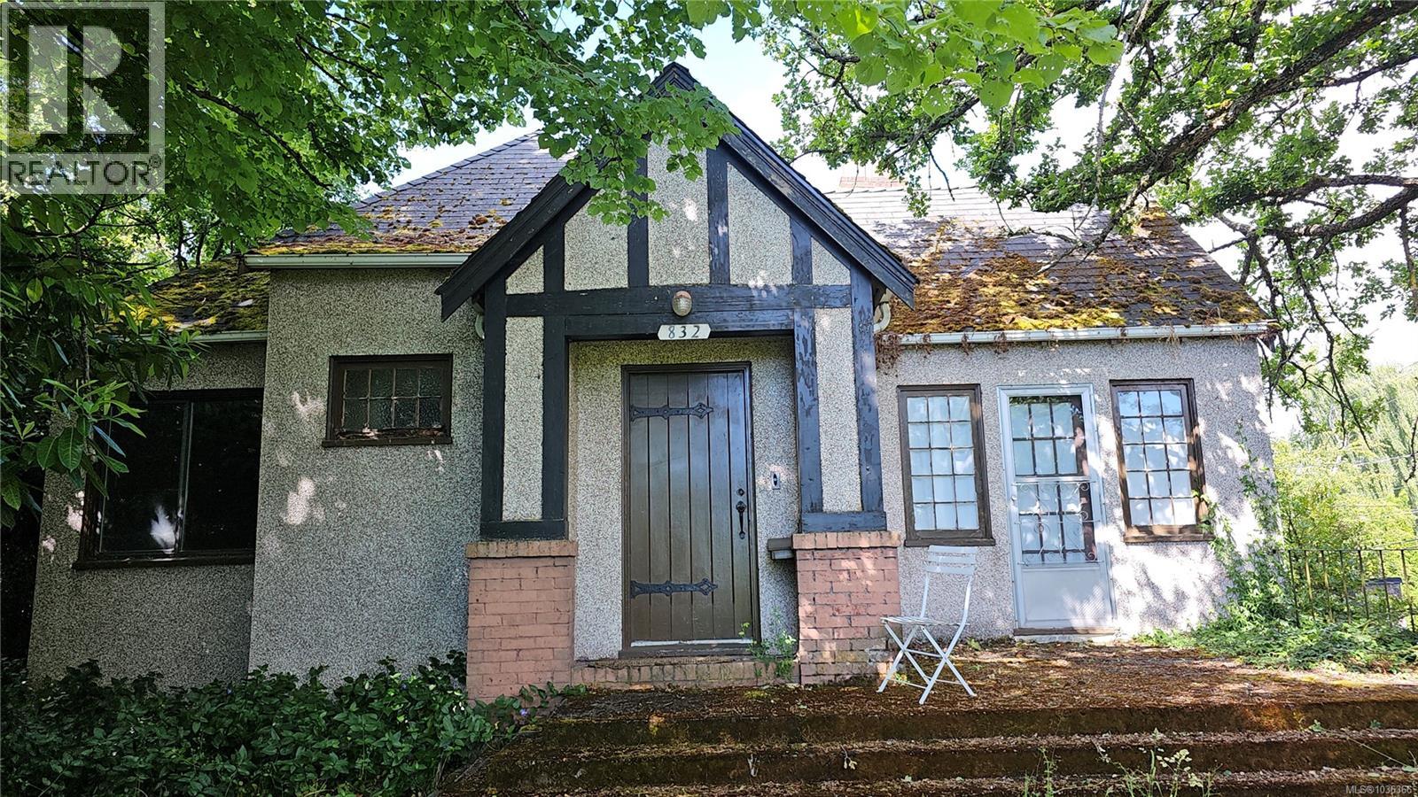 832 Lampson St - 2