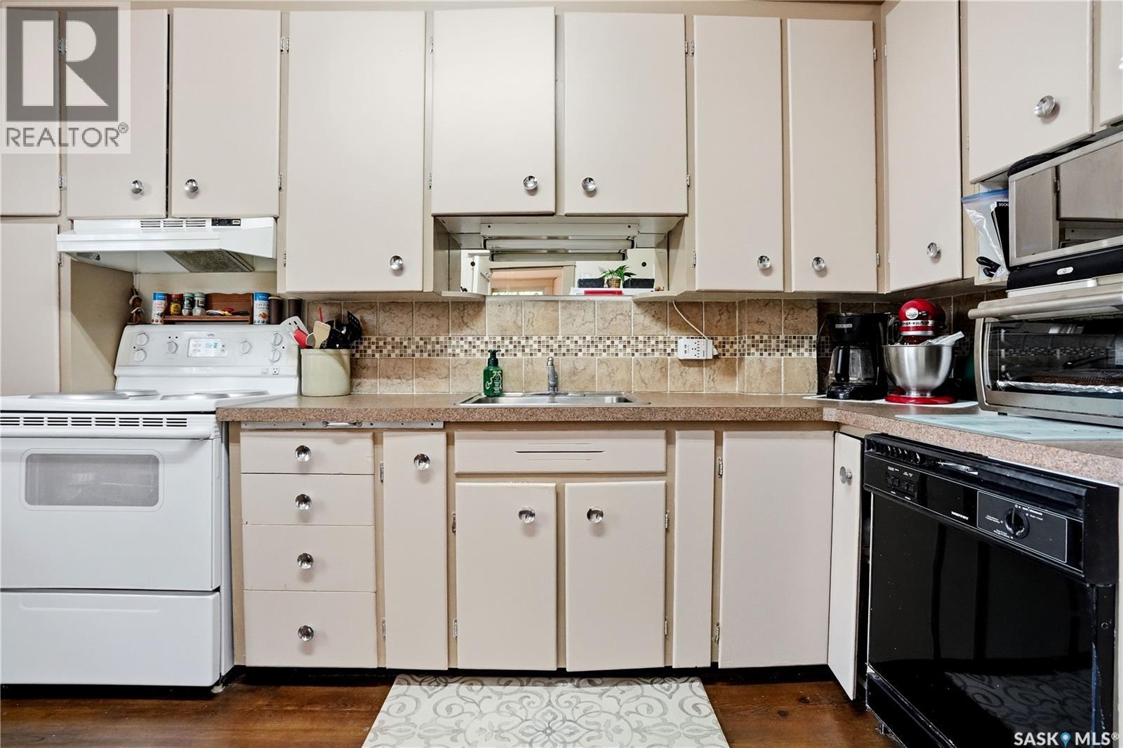 1320 VICTORIA AVENUE - 12