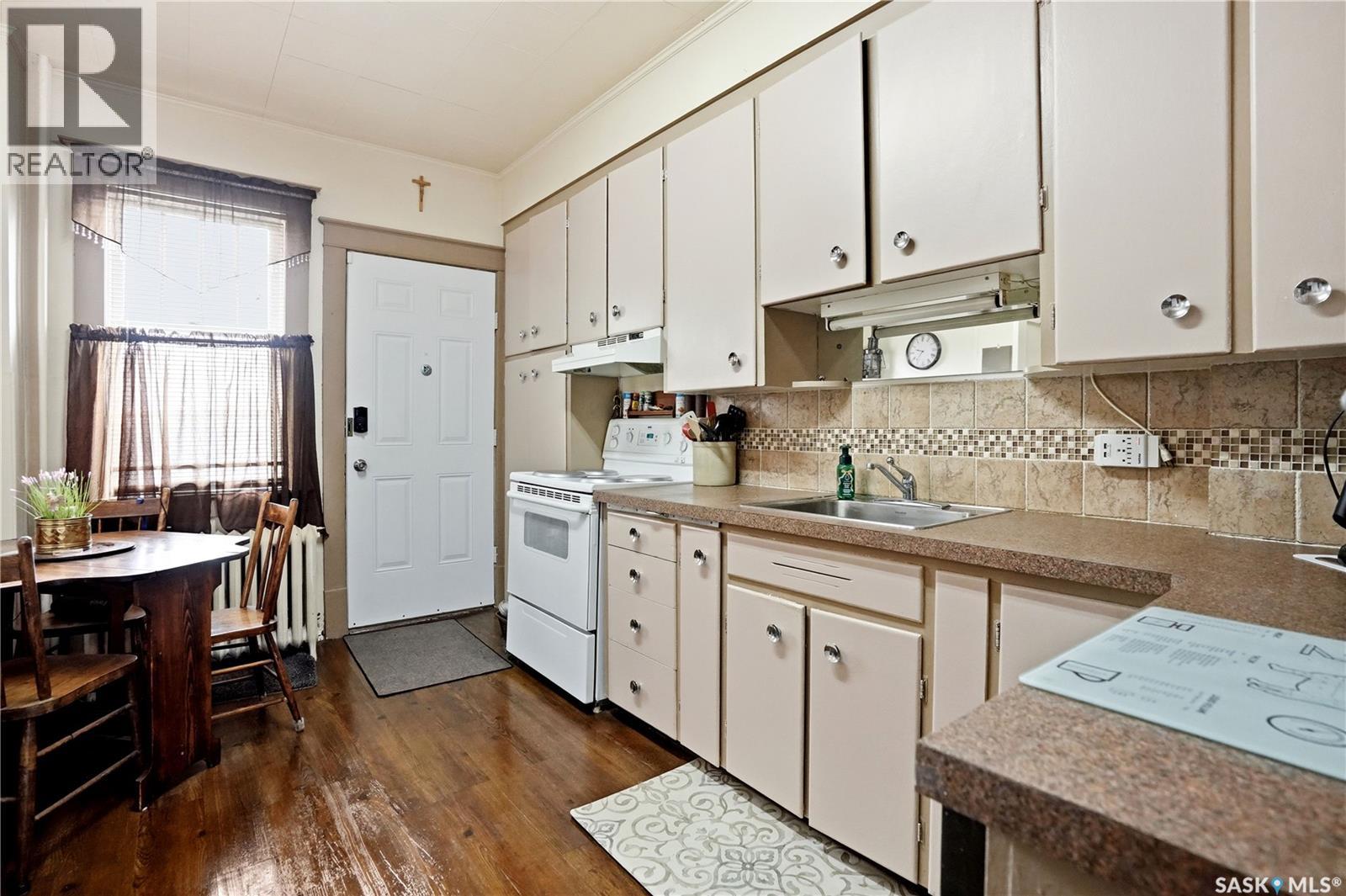 1320 VICTORIA AVENUE - 13