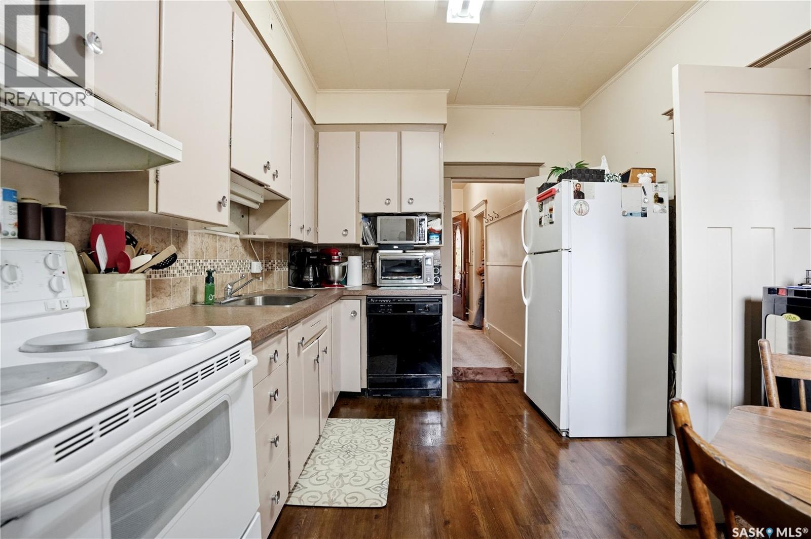 1320 VICTORIA AVENUE - 16