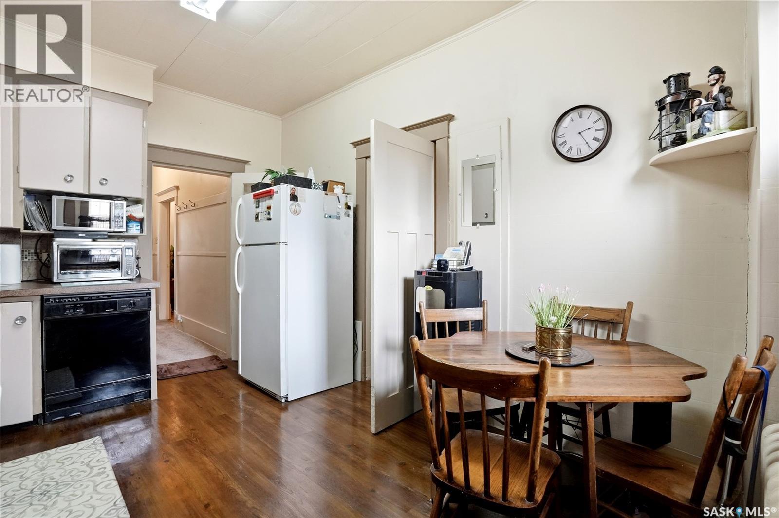 1320 VICTORIA AVENUE - 17