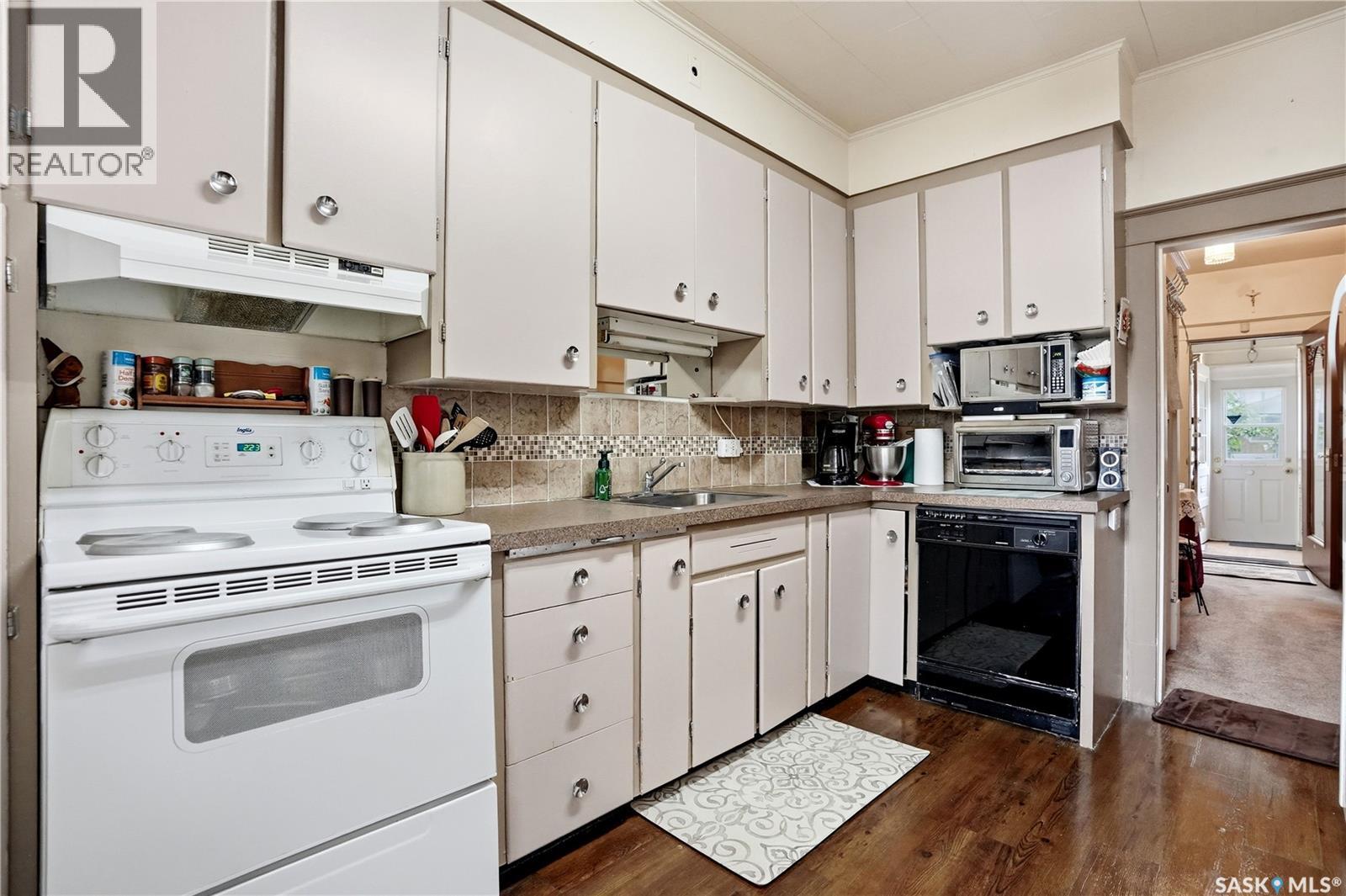 1320 VICTORIA AVENUE - 18